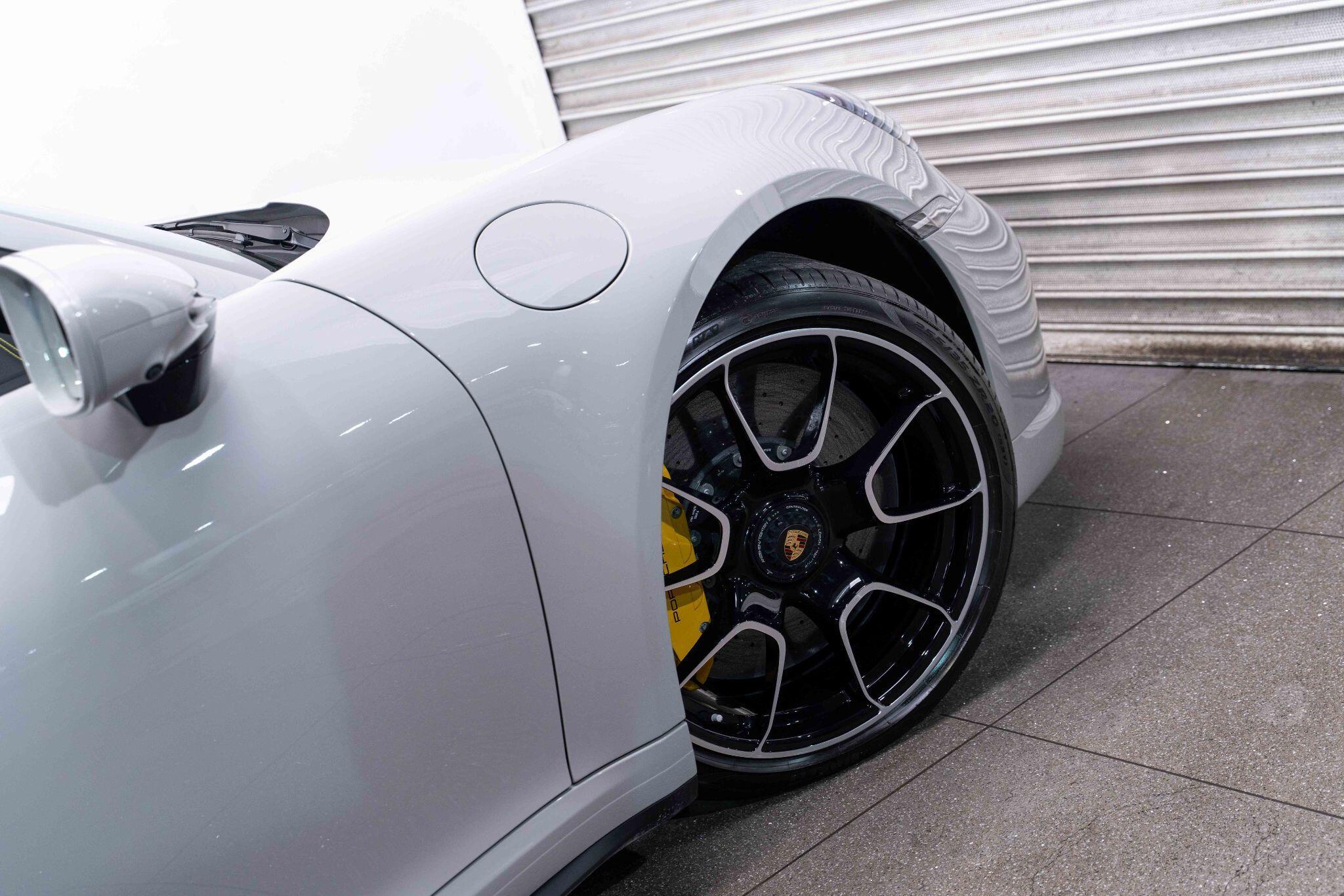 Porsche 911 - Image 17