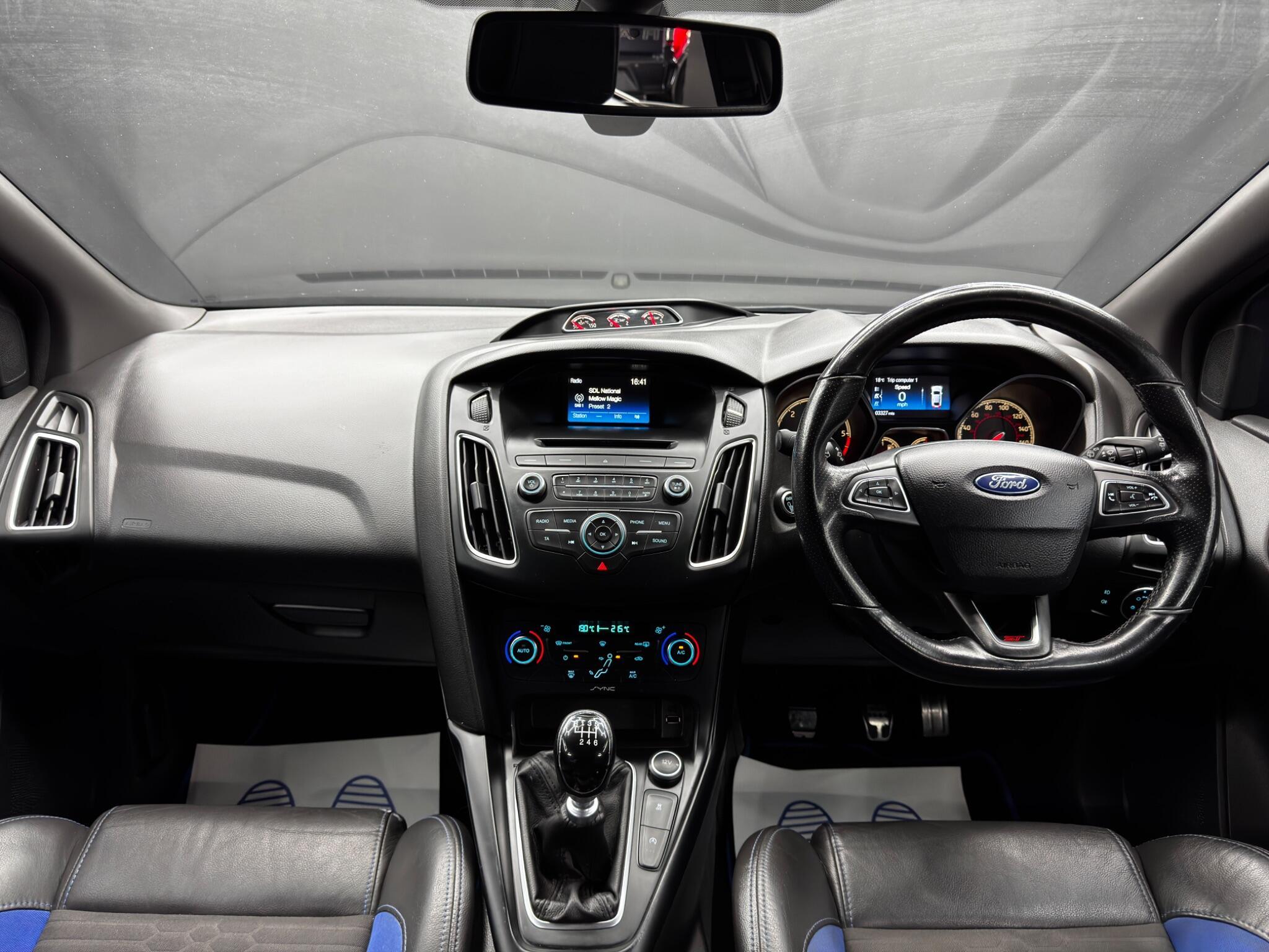 Ford Focus - Image 10