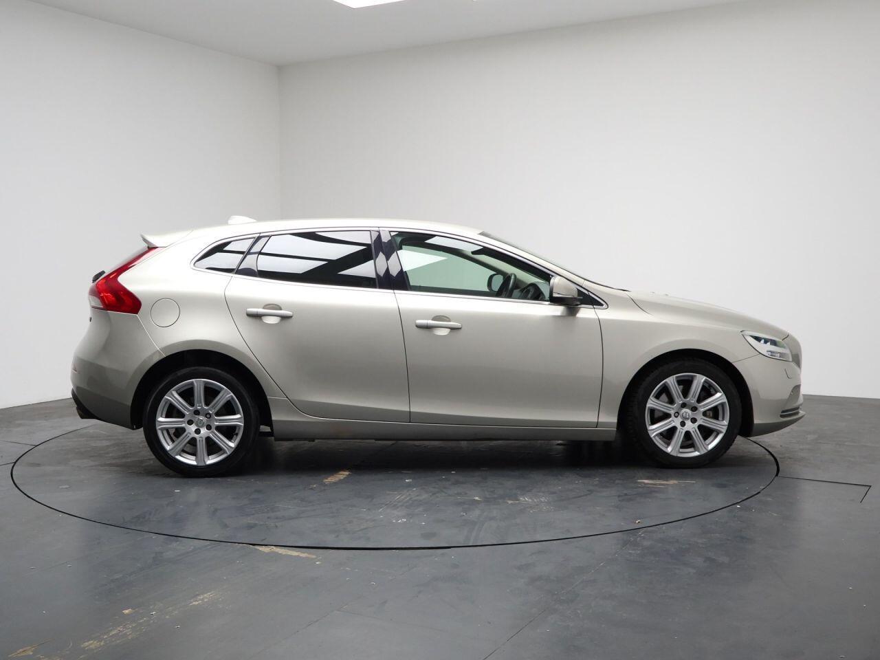 Volvo V40 - Image 14