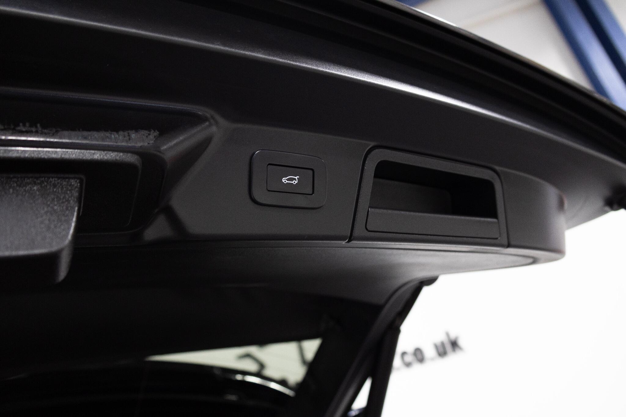 Land Rover Range Rover Velar - Image 12