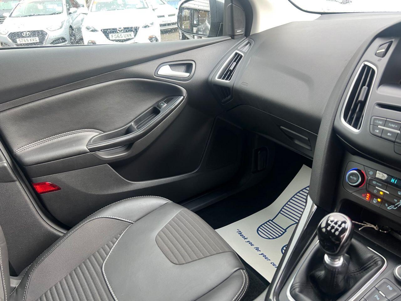 Ford Focus - Image 26
