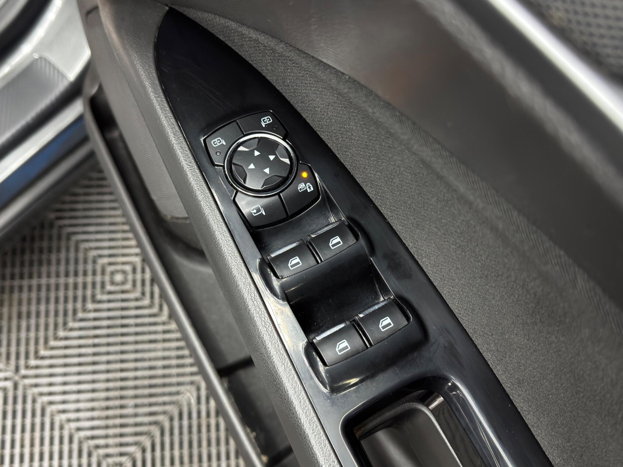 Ford Mondeo - Image 38