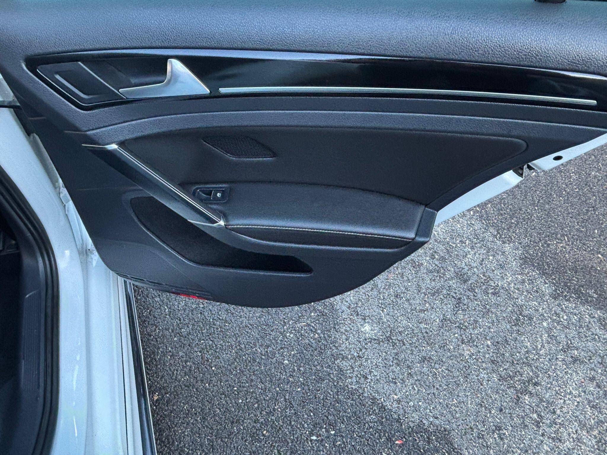 Volkswagen Golf - Image 35