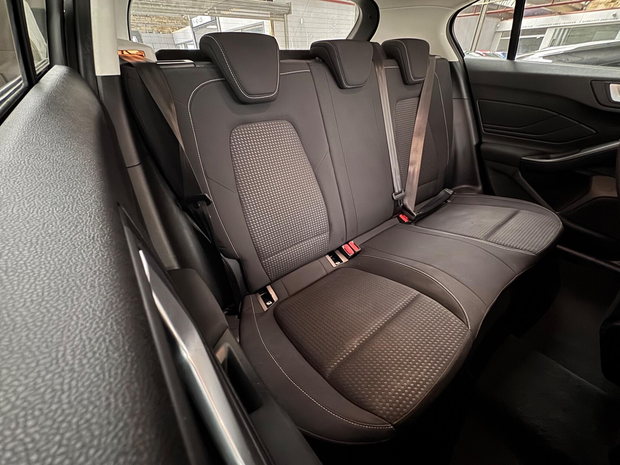Ford Focus - Image 12