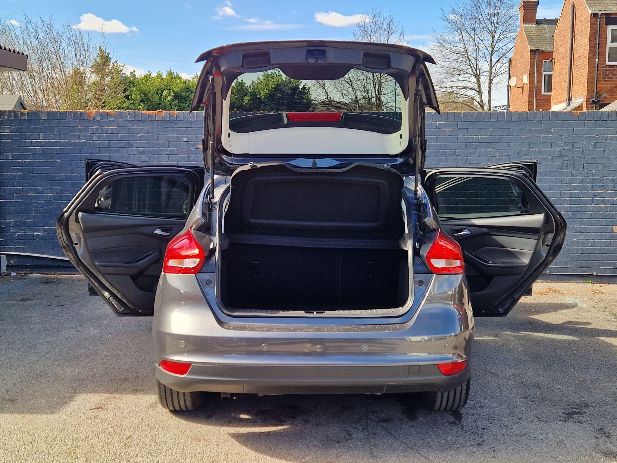 Ford Focus - Image 21