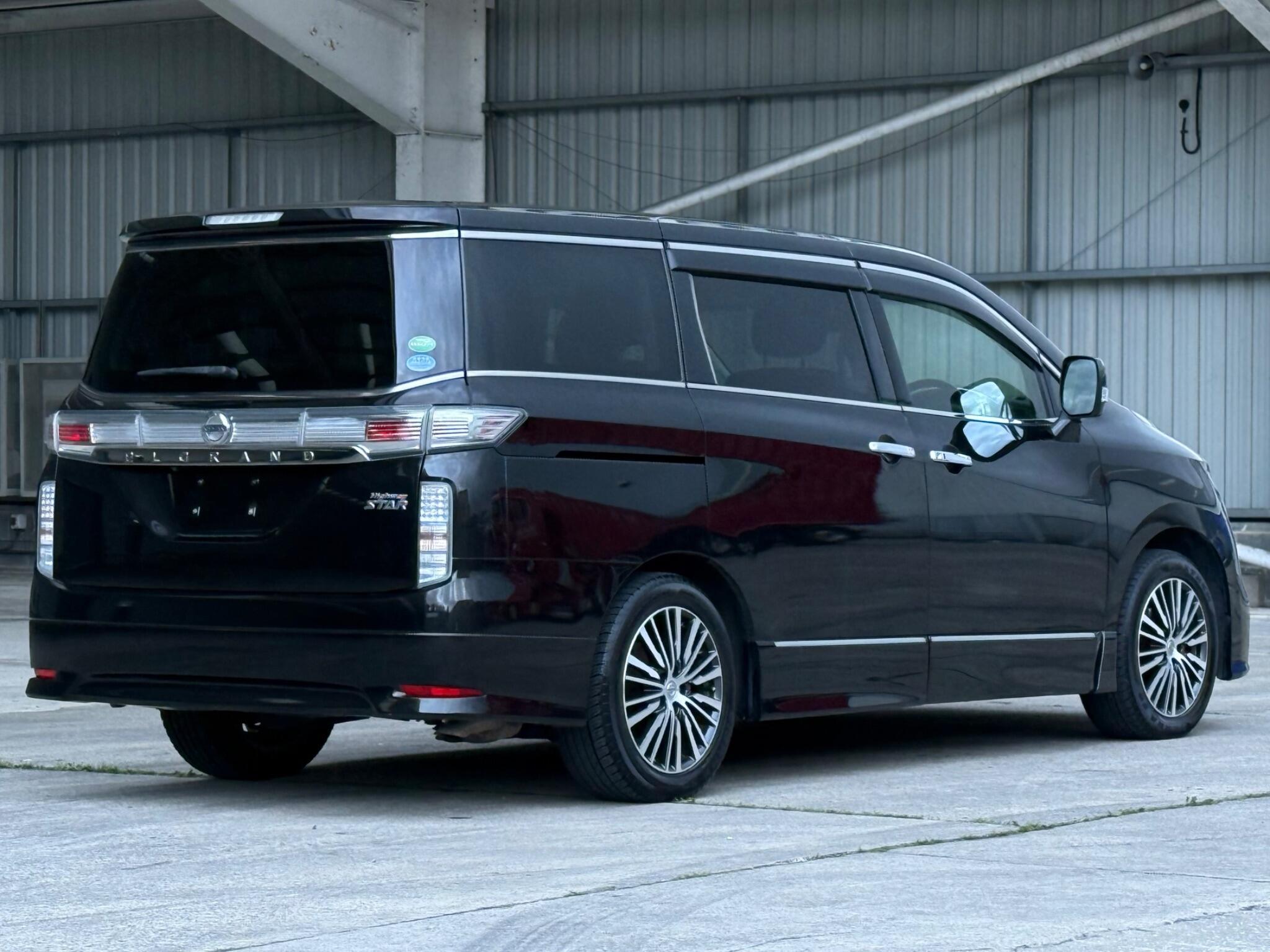 Nissan Elgrand - Image 13