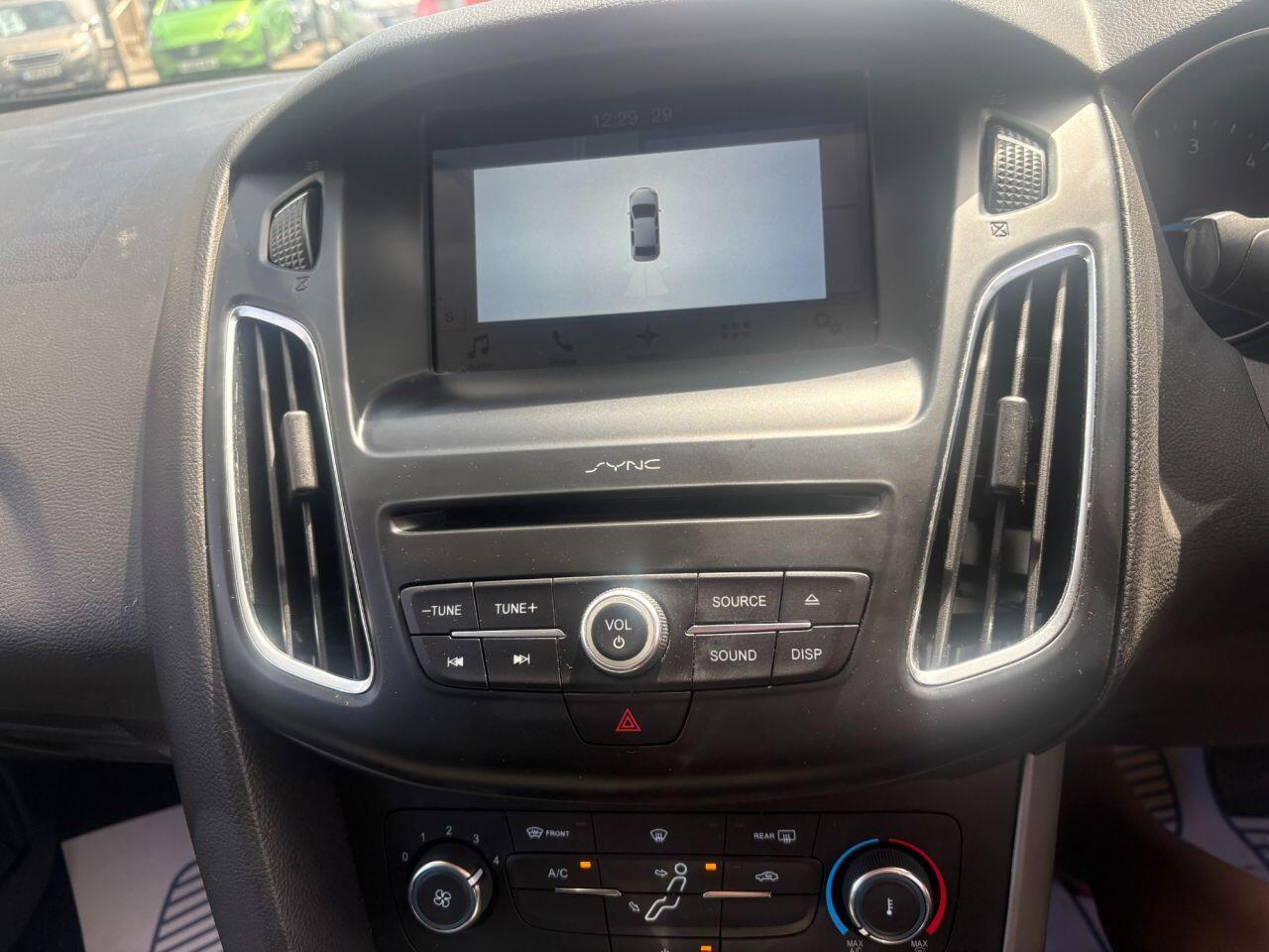 Ford Focus - Image 12