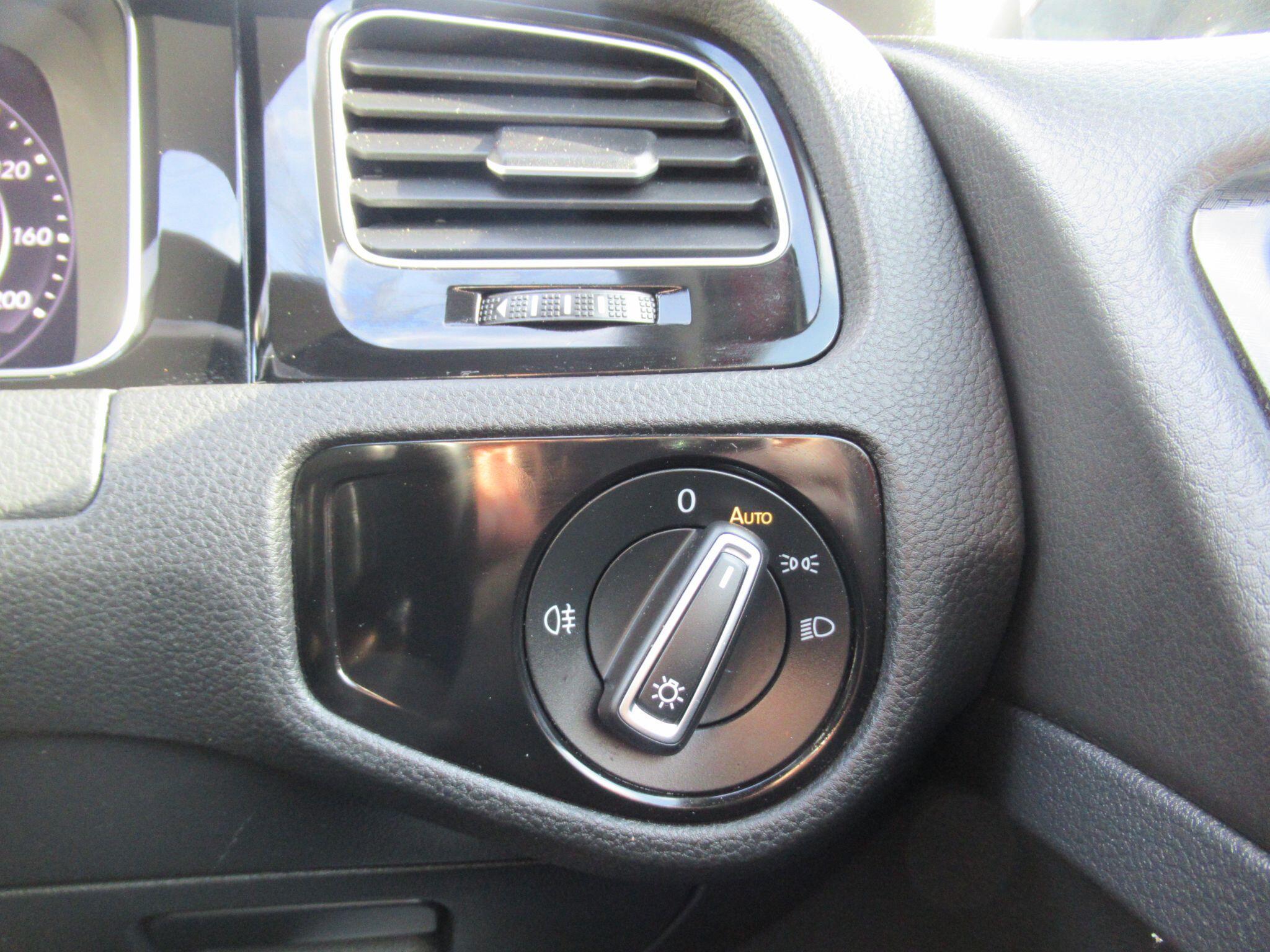 Volkswagen Golf - Image 32