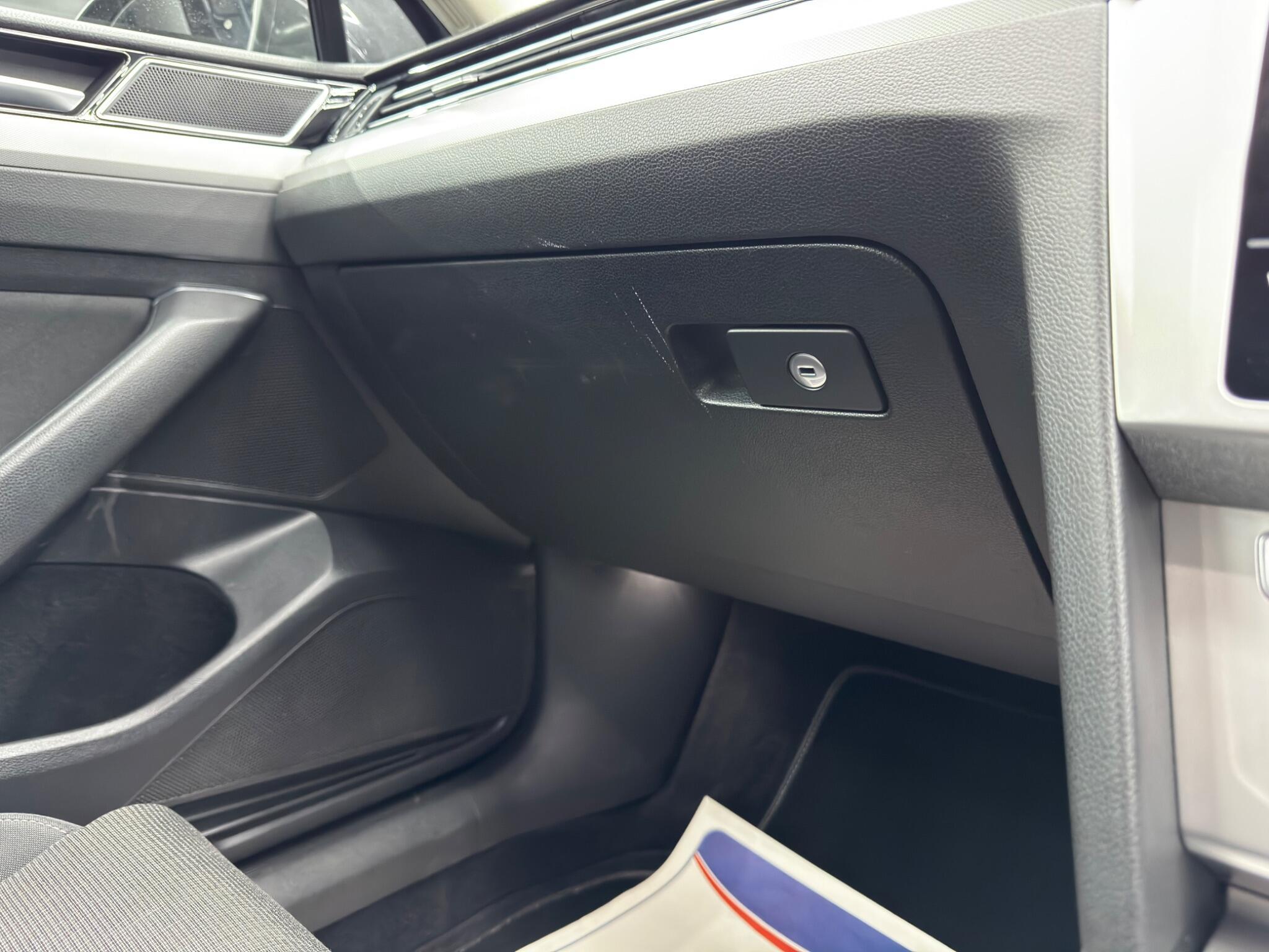 Volkswagen Passat - Image 38