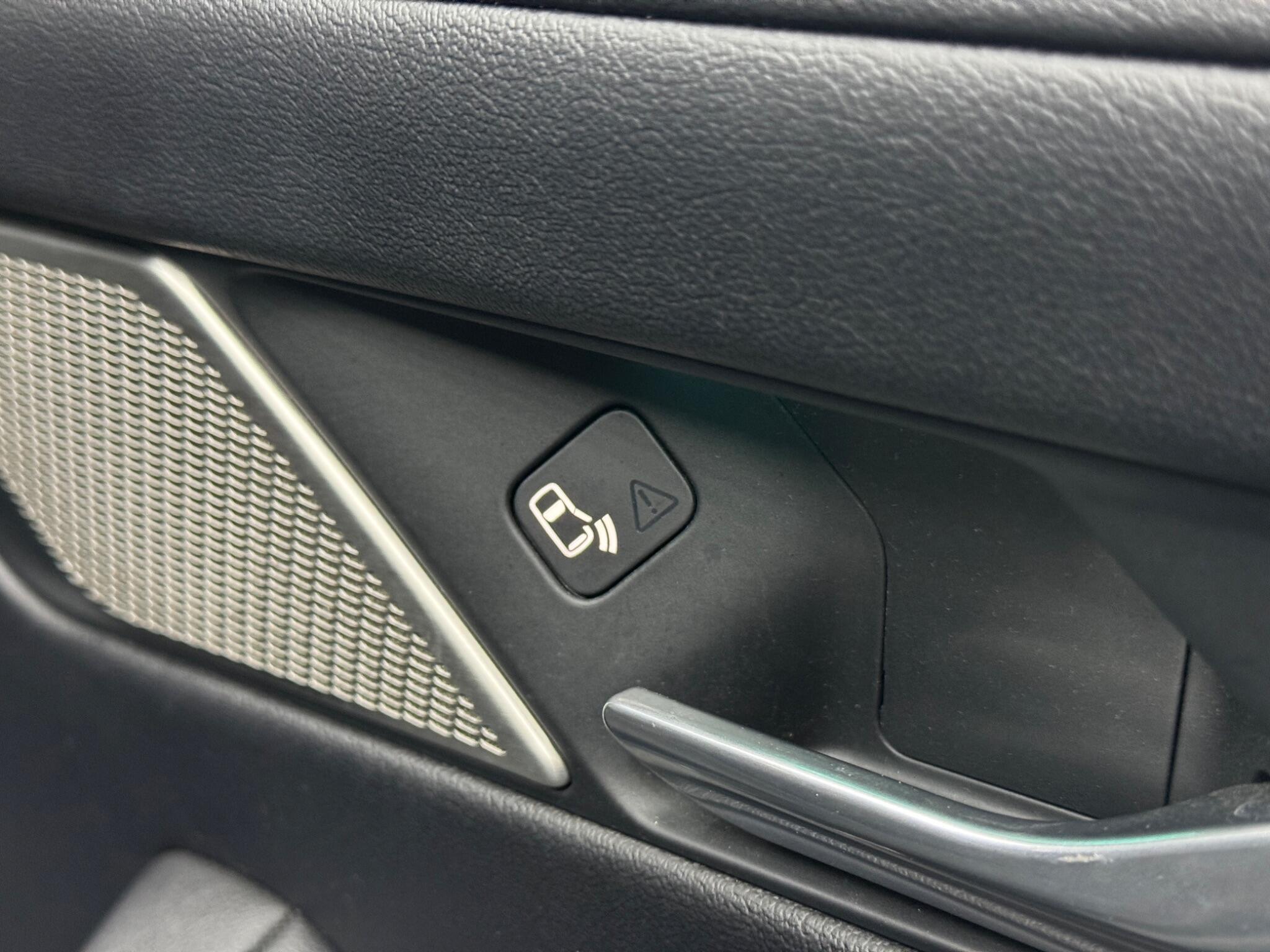 Jaguar I-Pace - Image 43