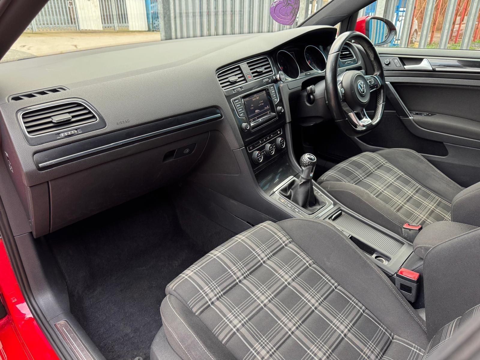 Volkswagen Golf - Image 29