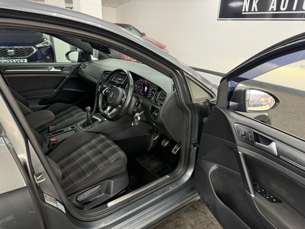 Volkswagen Golf - Image 14