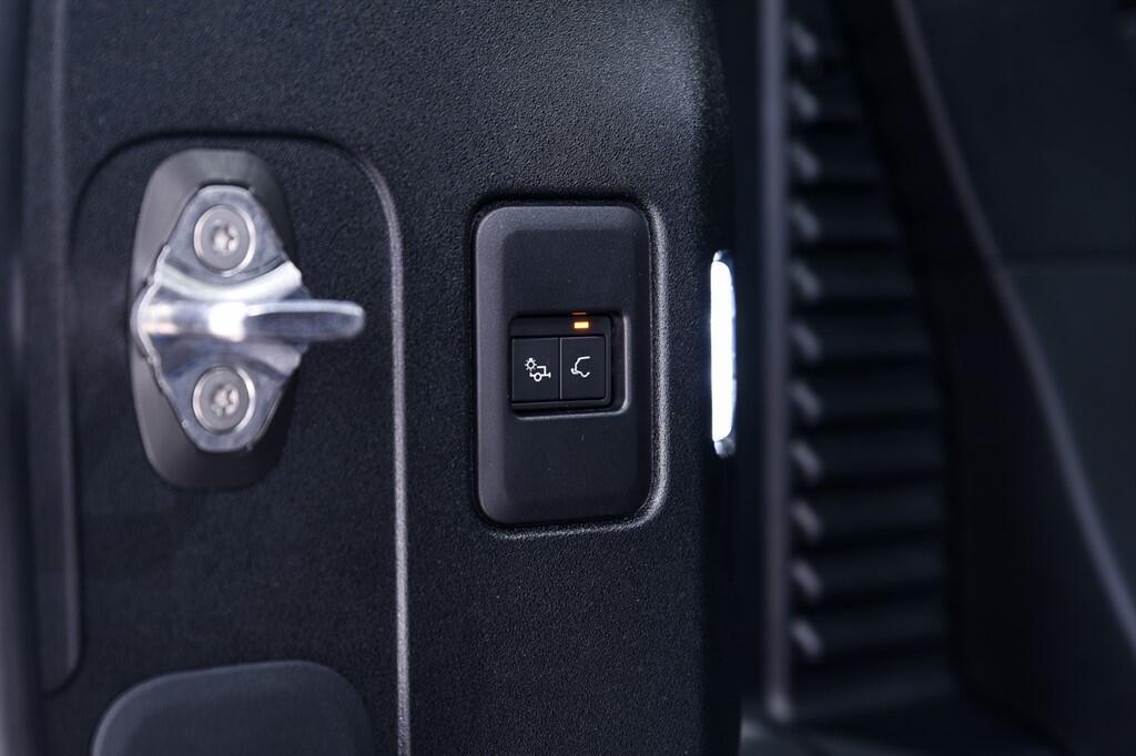 Land Rover Defender 90 - Image 31