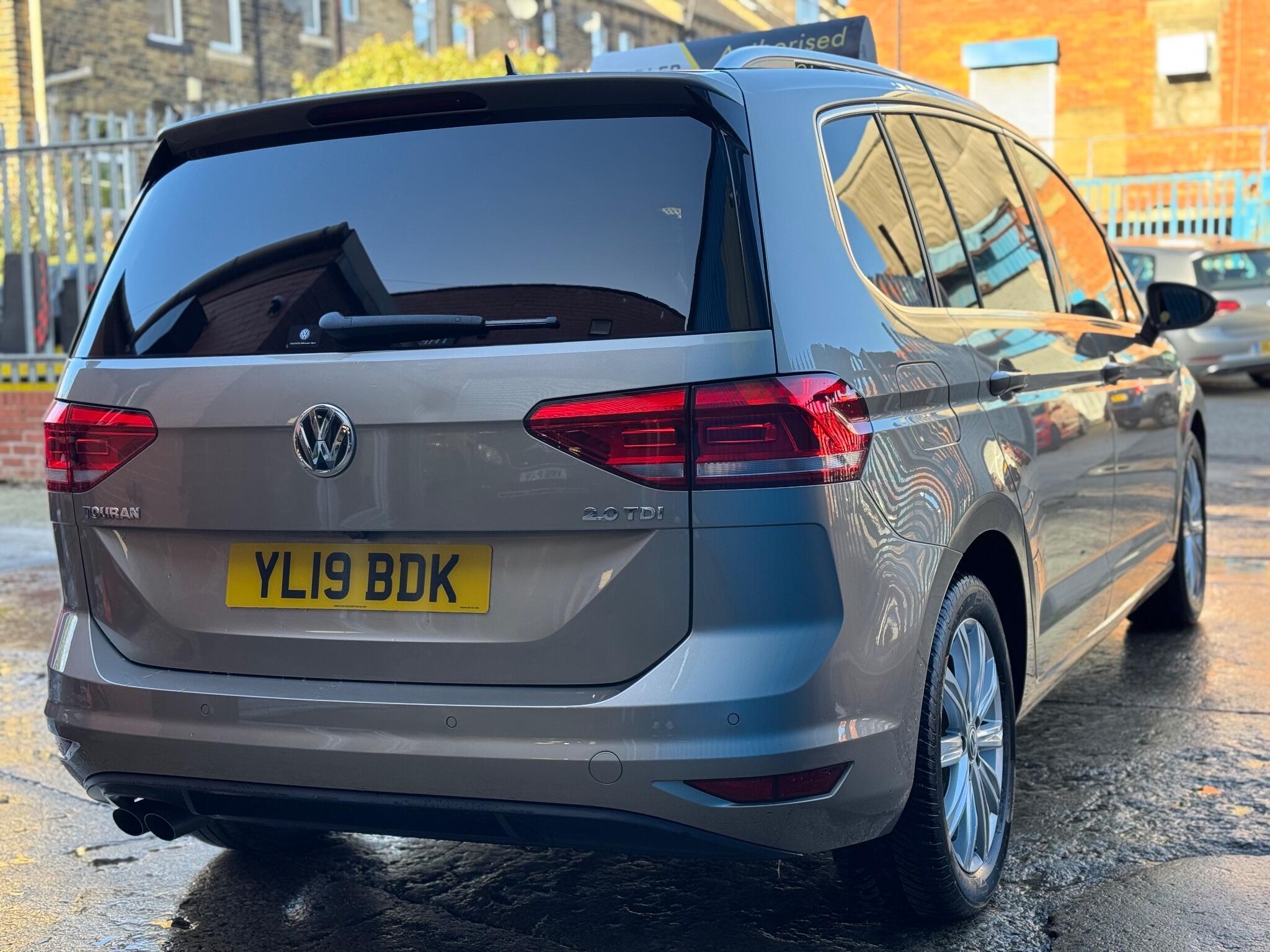 Volkswagen Touran - Image 12