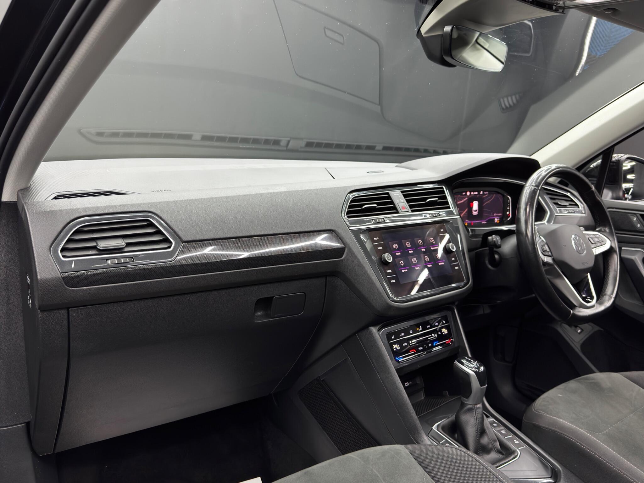 Volkswagen Tiguan - Image 11