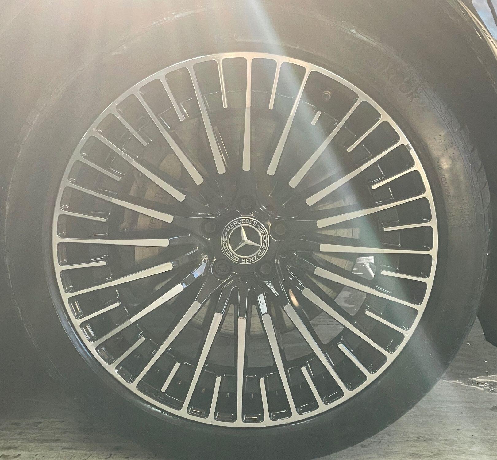 Mercedes Eqc - Image 13