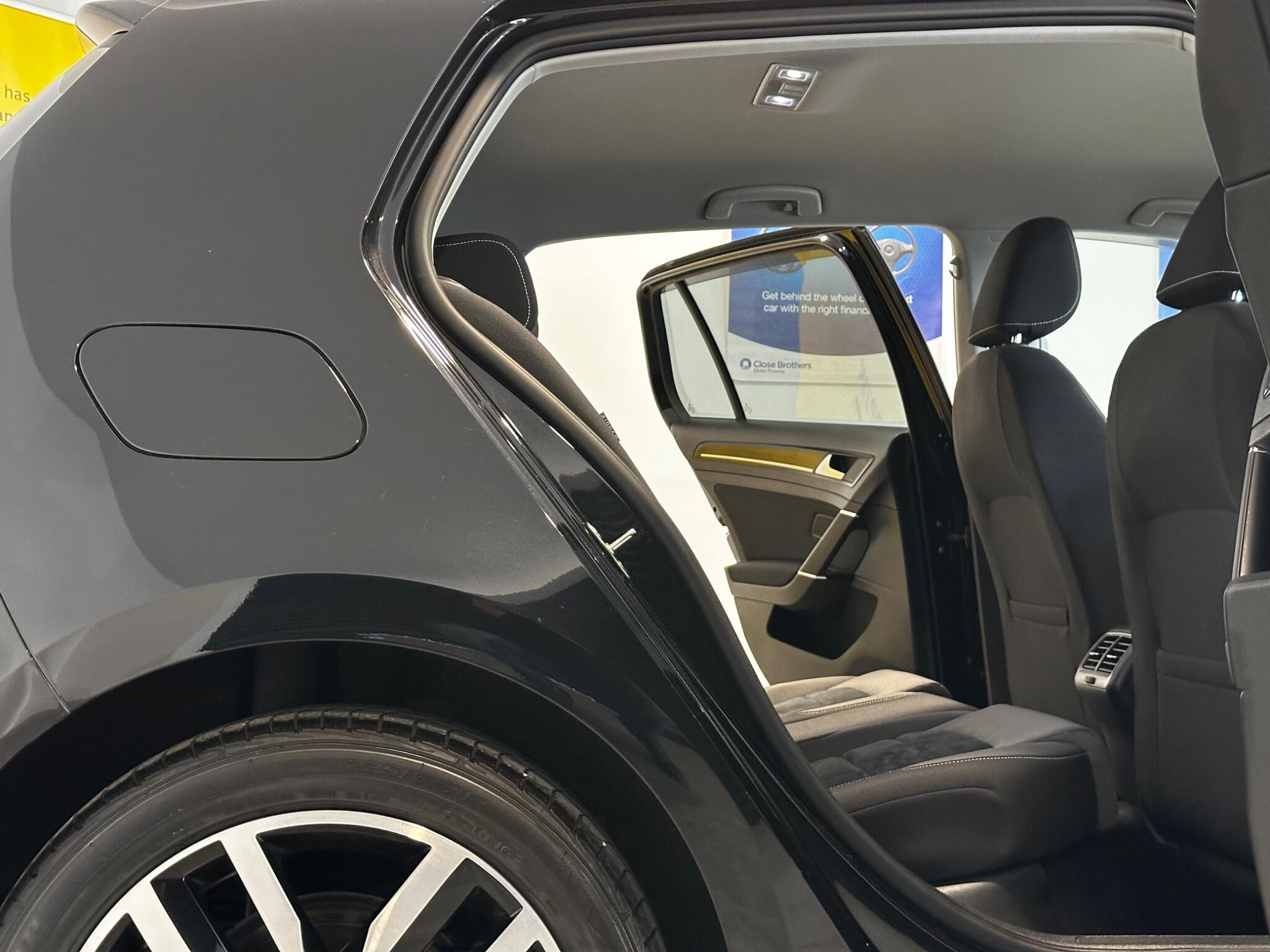 Volkswagen Golf - Image 18