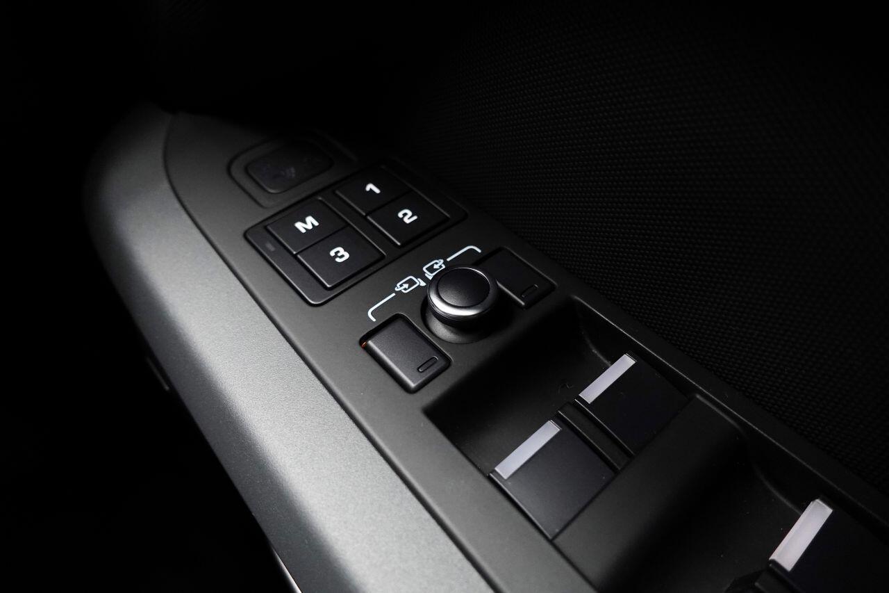 Land Rover Defender 110 - Image 85