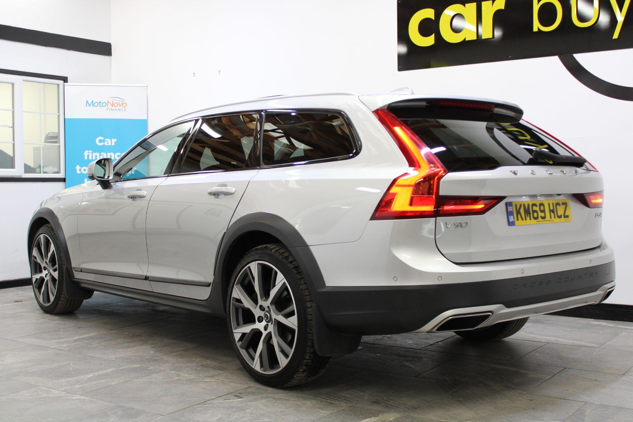 Volvo V90 CROSS COUNTRY - Image 2