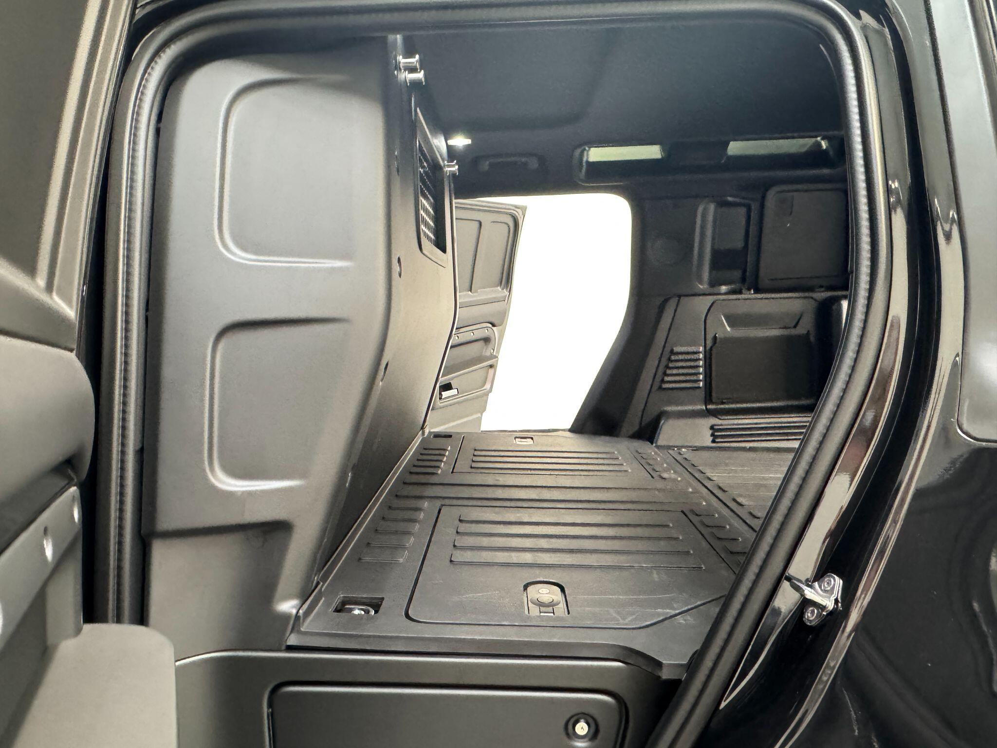 Land Rover Defender 110 - Image 47