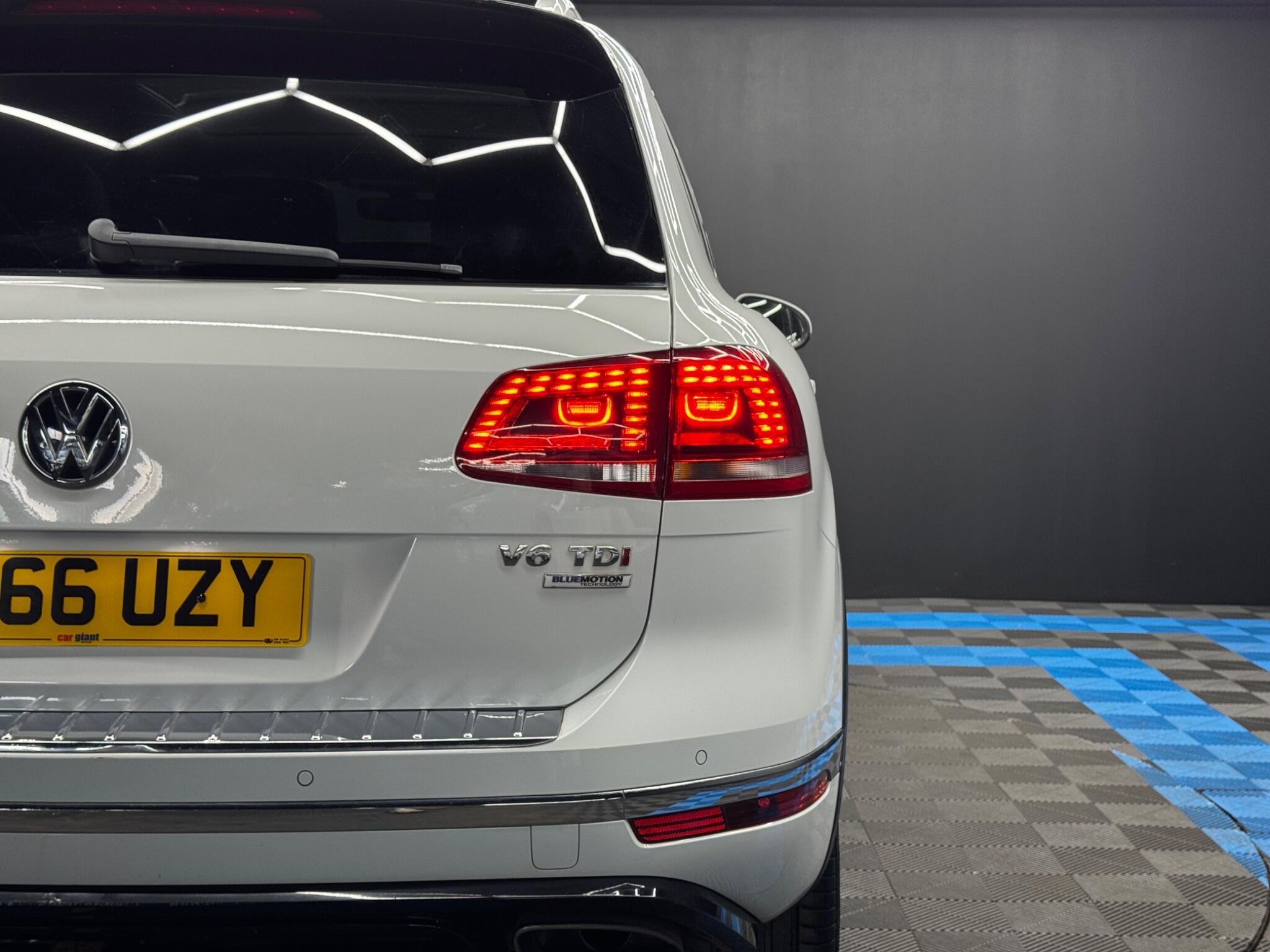 Volkswagen Touareg - Image 40