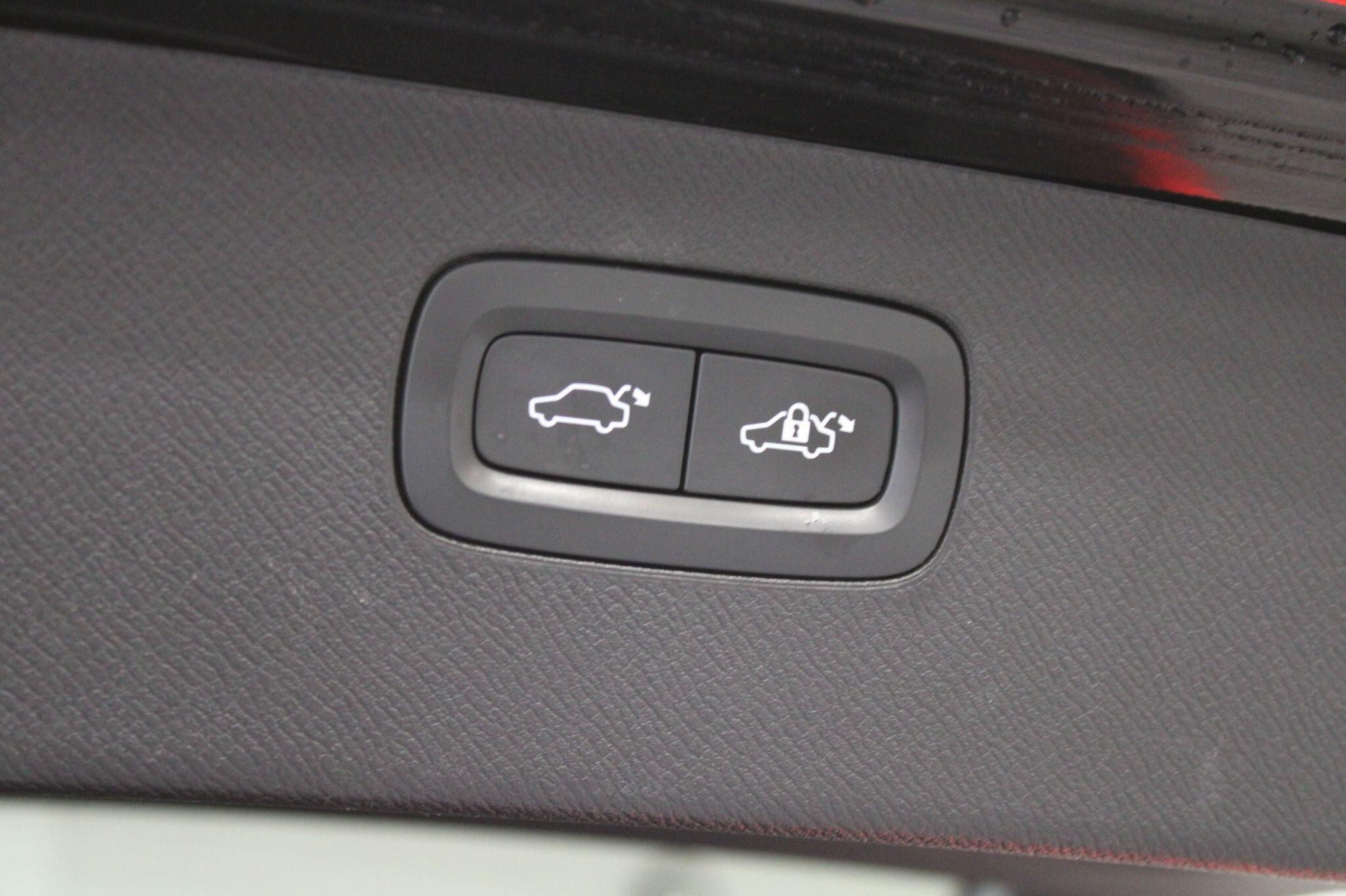 Volvo XC90 - Image 17