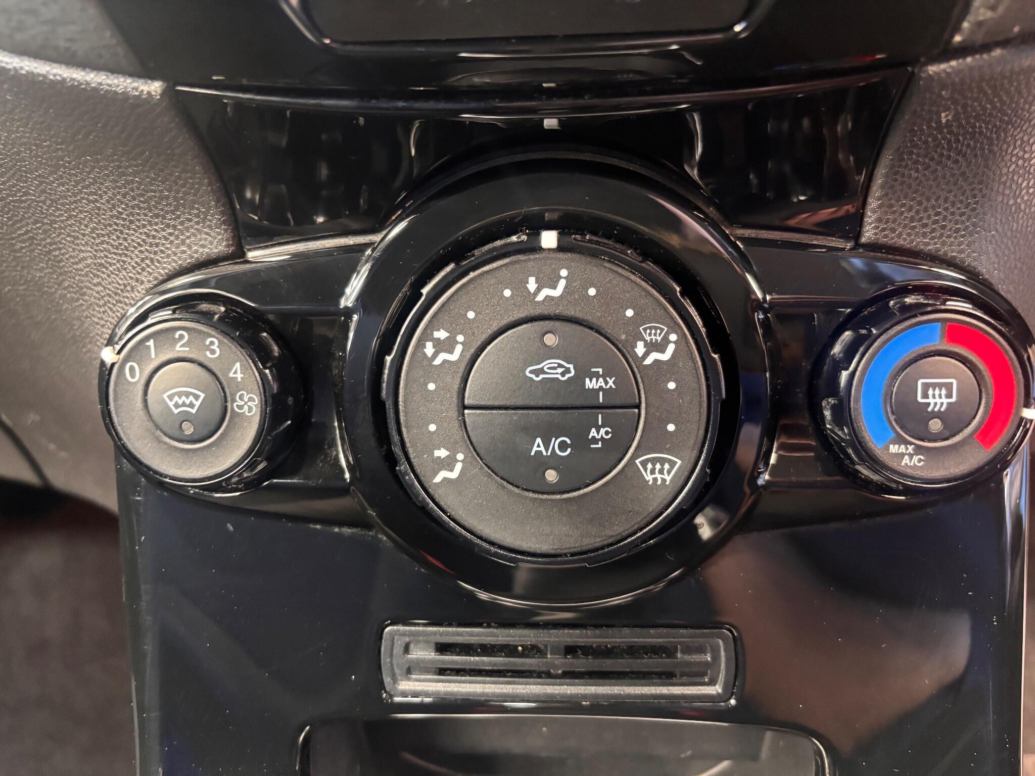 Ford Fiesta - Image 19