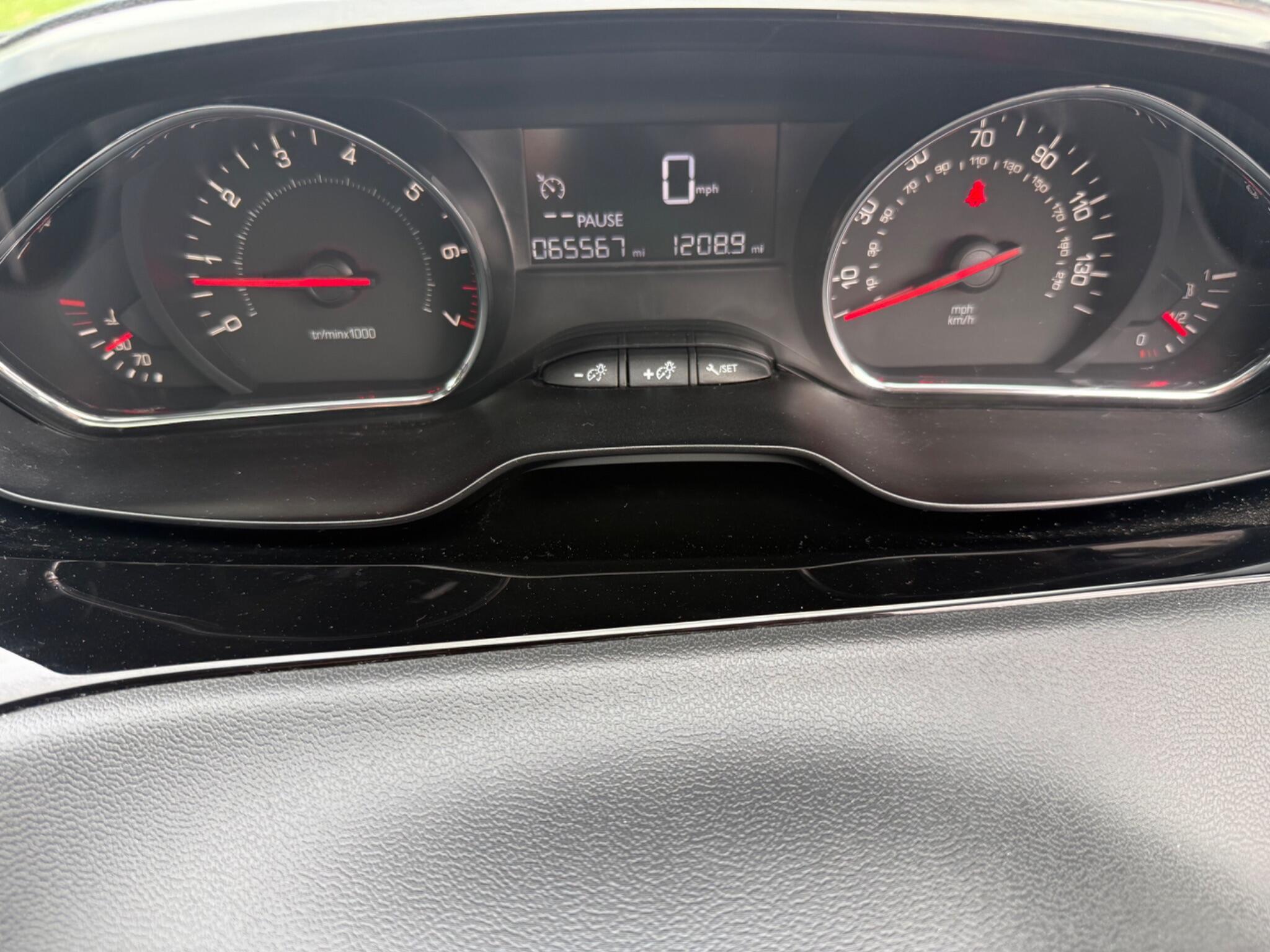 Peugeot 208 - Image 12