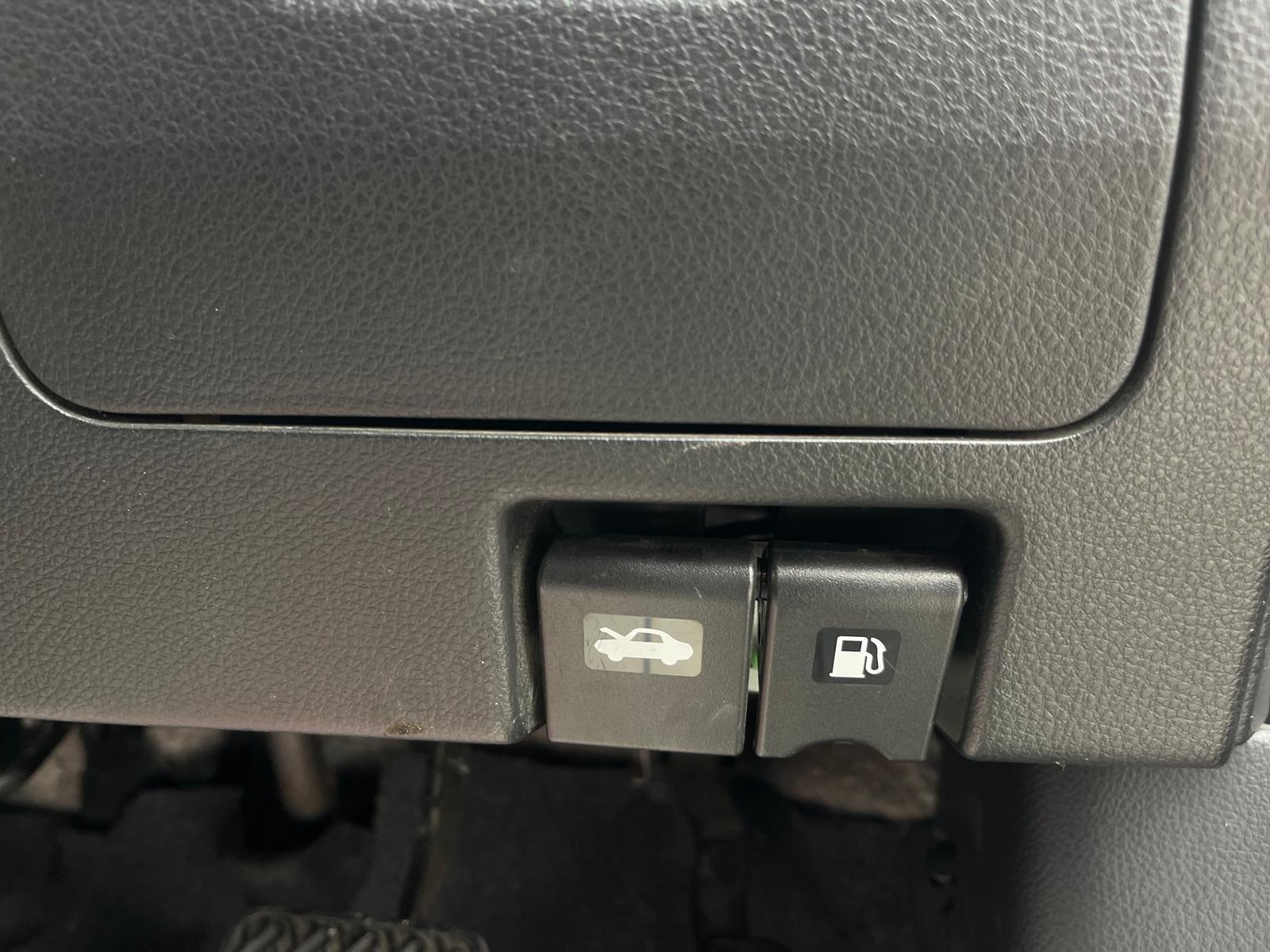 Nissan Serena - Image 32