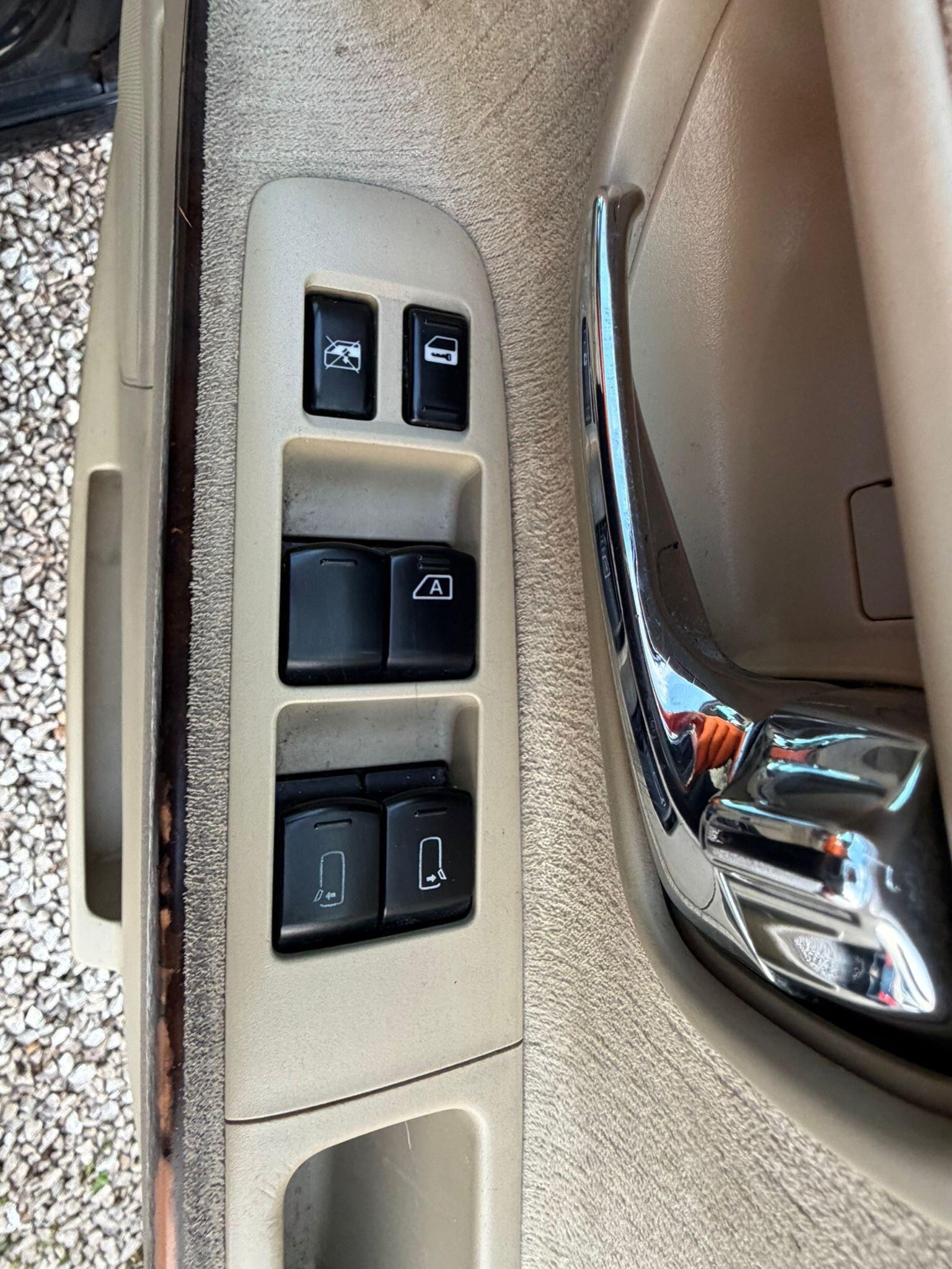 Nissan Elgrand - Image 15