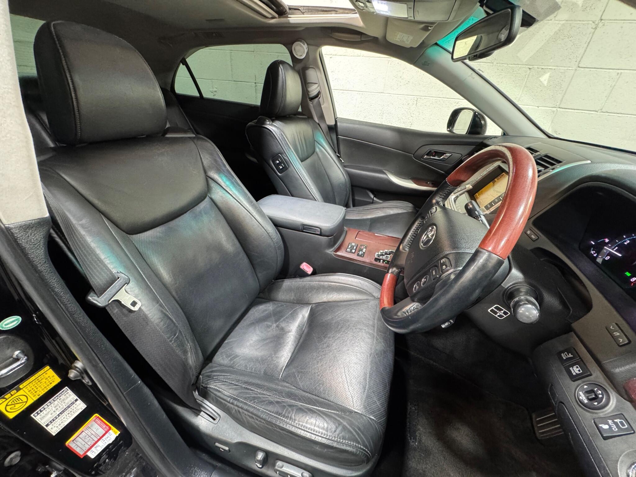 Toyota CROWN - Image 7