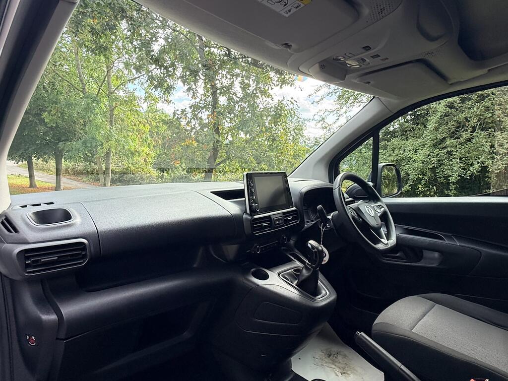 Vauxhall Combo - Image 18