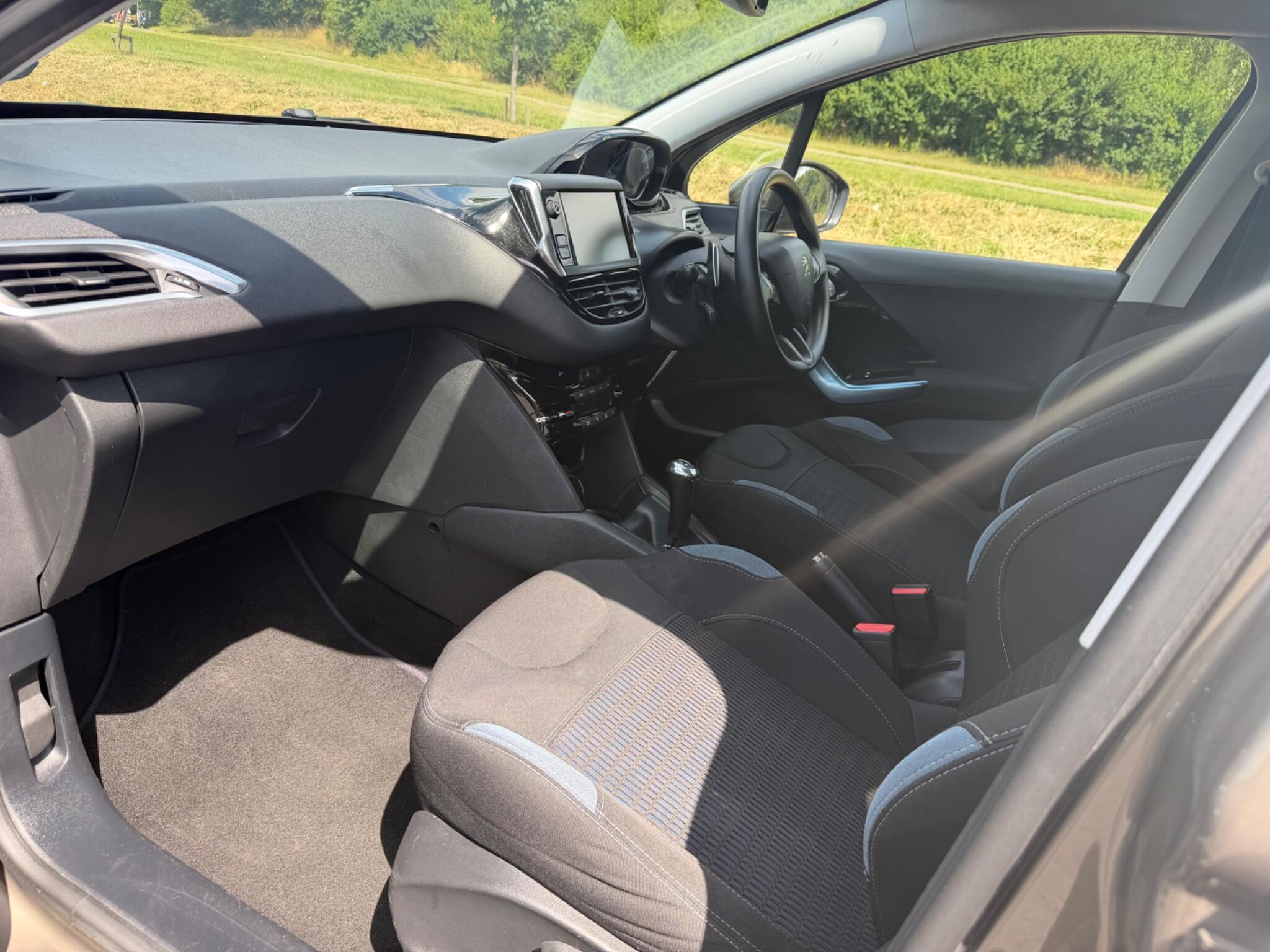 Peugeot 208 - Image 9