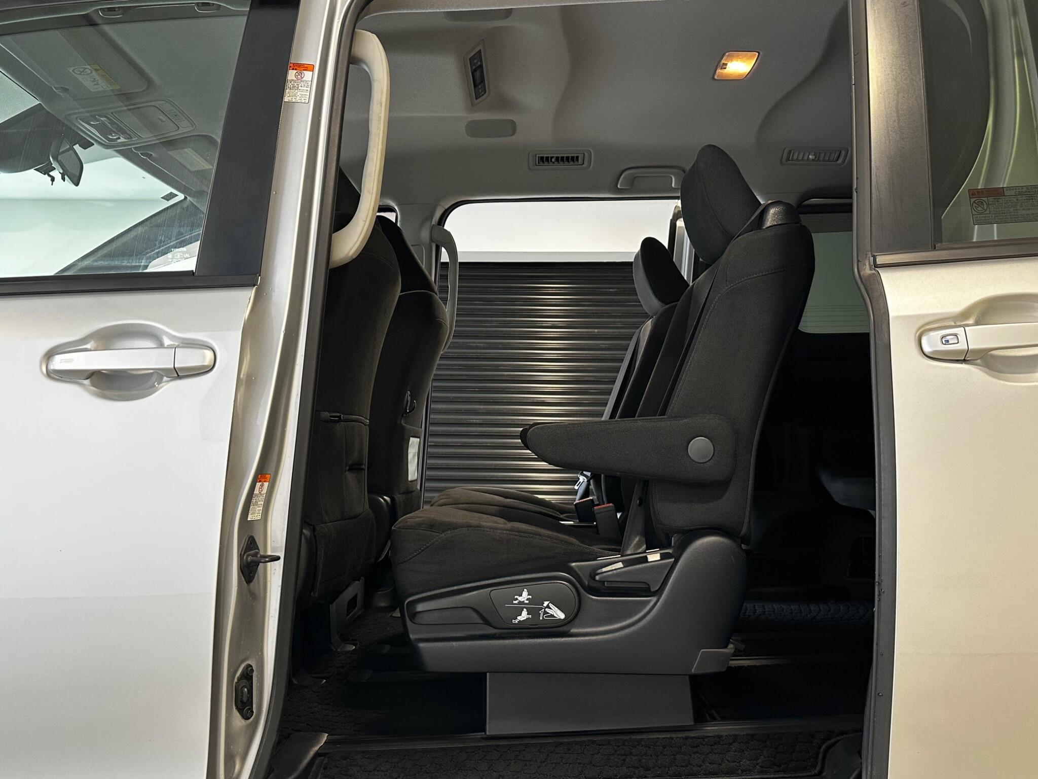 Toyota Noah - Image 19