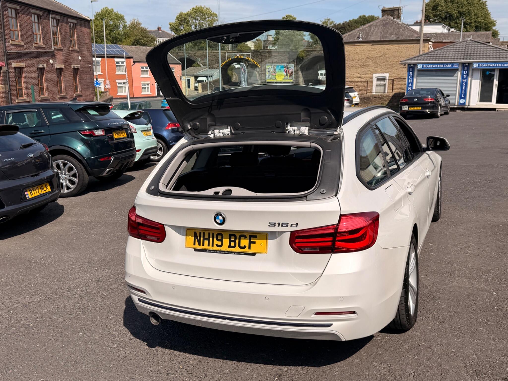 BMW 3 Series - Image 11