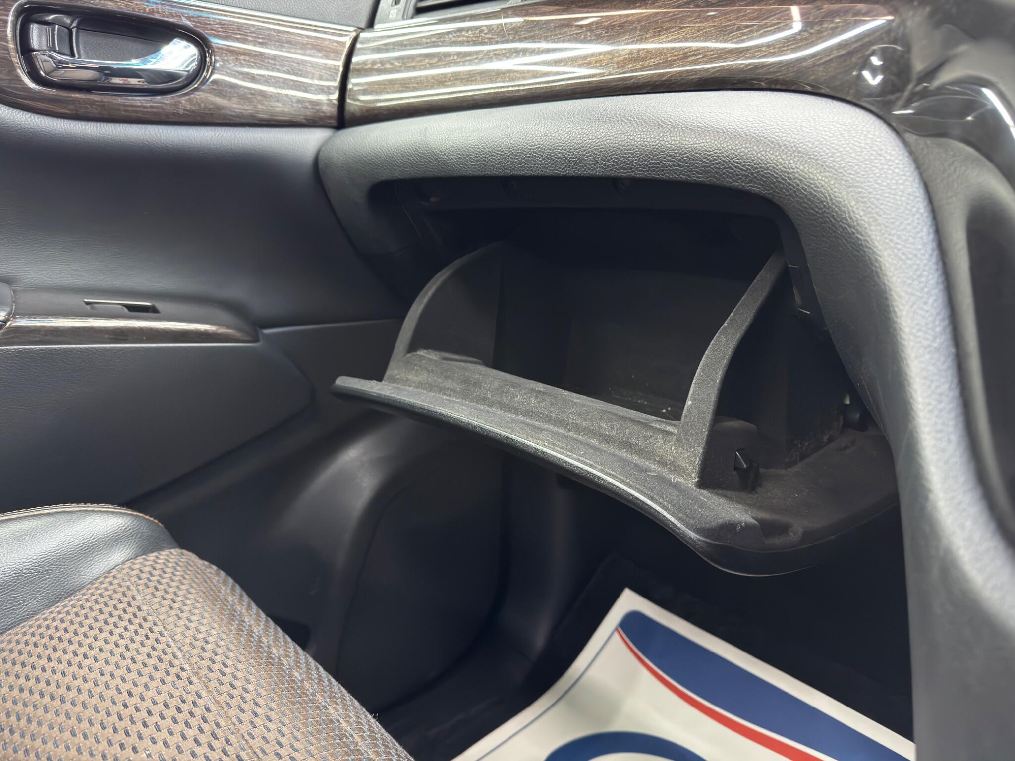 Nissan Elgrand - Image 34