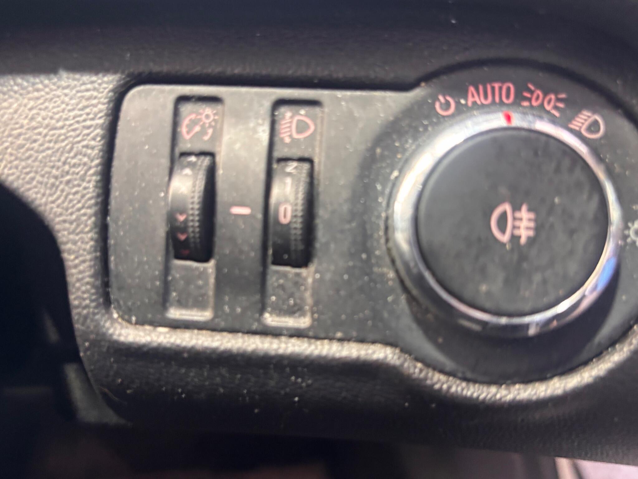 Vauxhall Insignia - Image 16