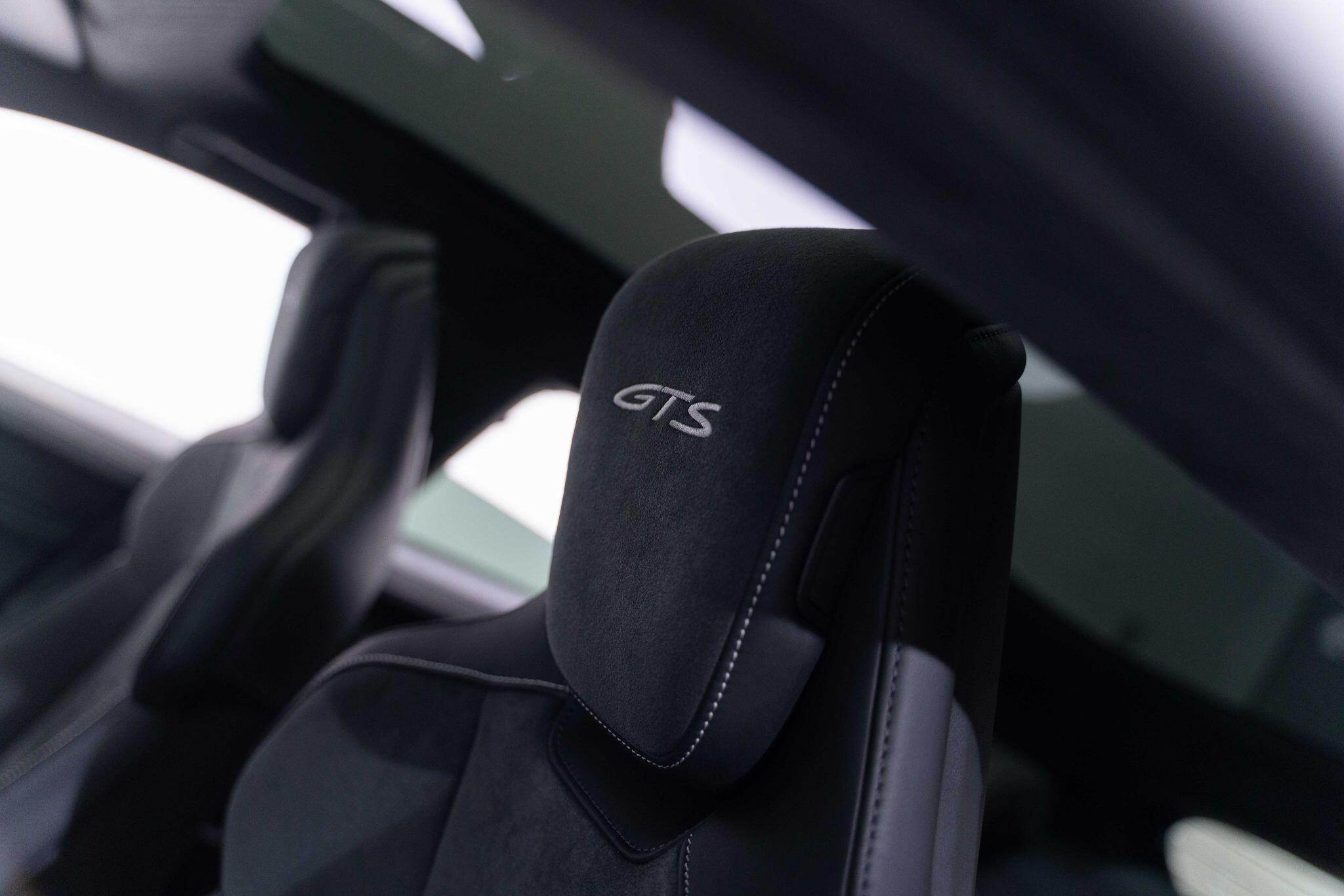 Porsche Taycan - Image 33