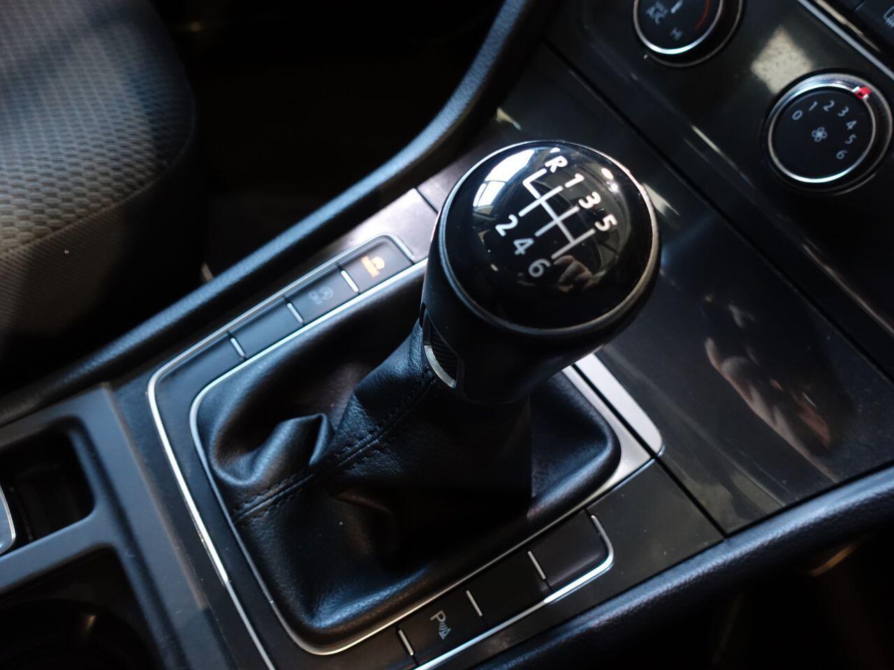 Volkswagen Golf - Image 29