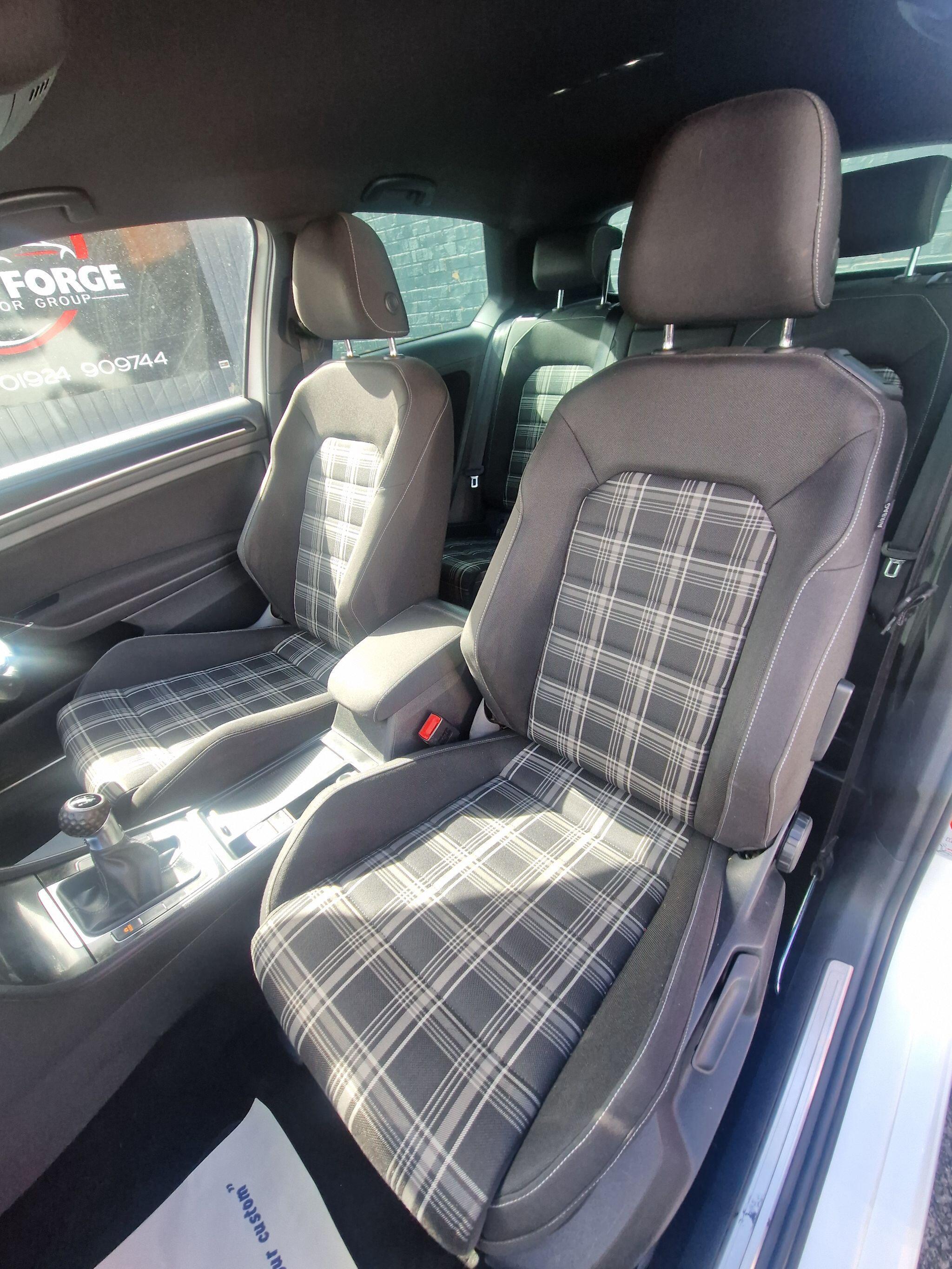 Volkswagen Golf - Image 35