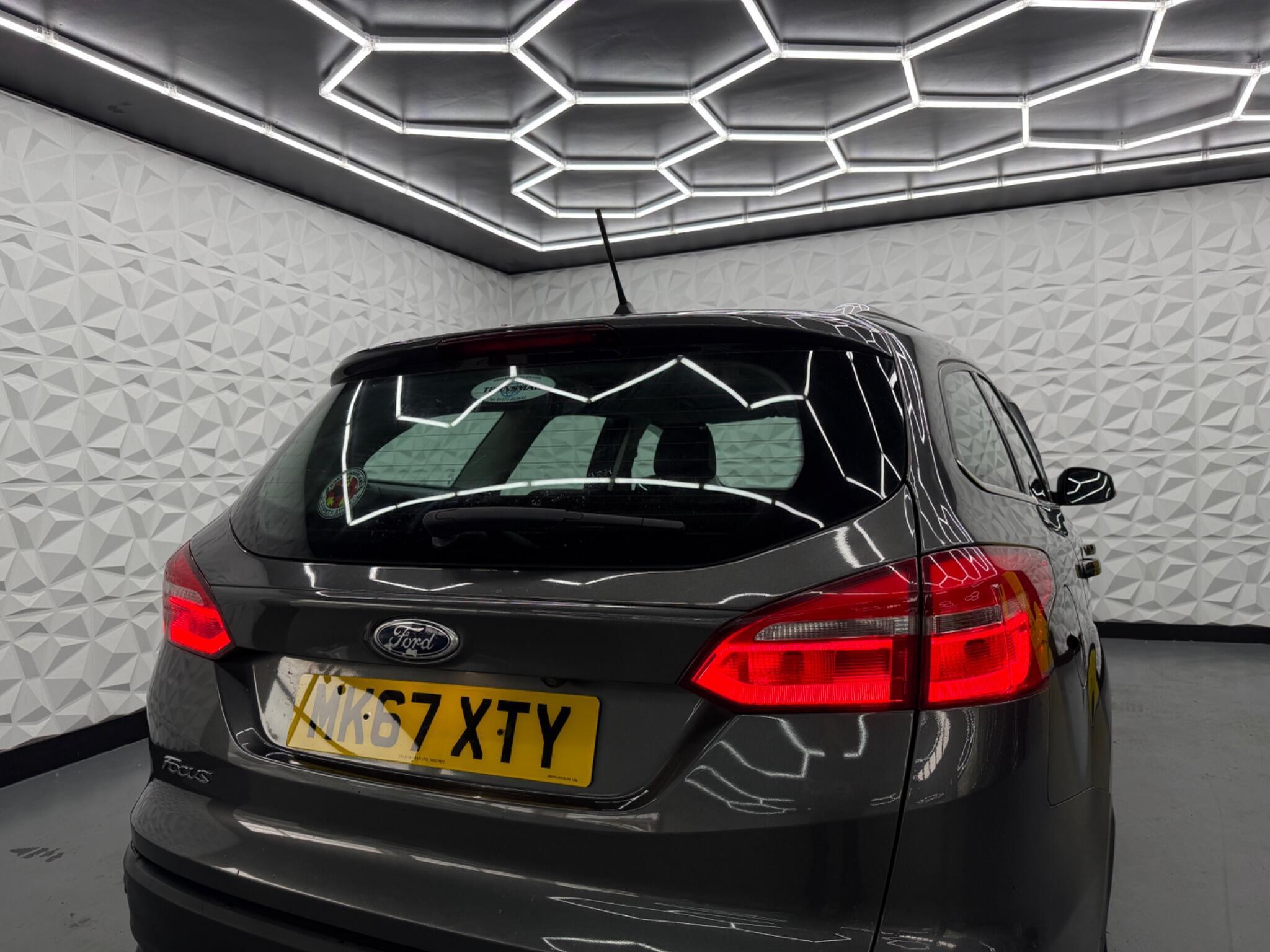 Ford Focus - Image 19
