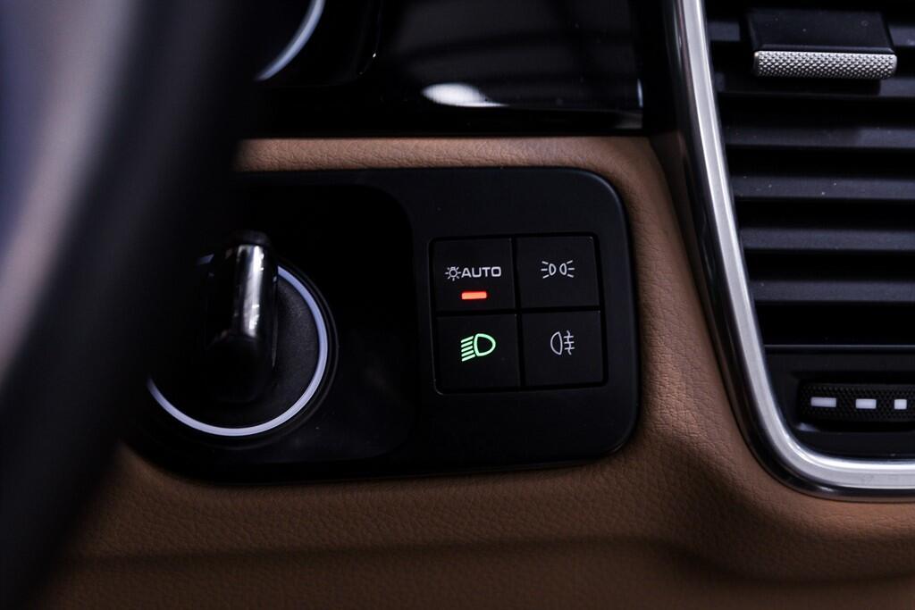 Porsche Cayenne - Image 40