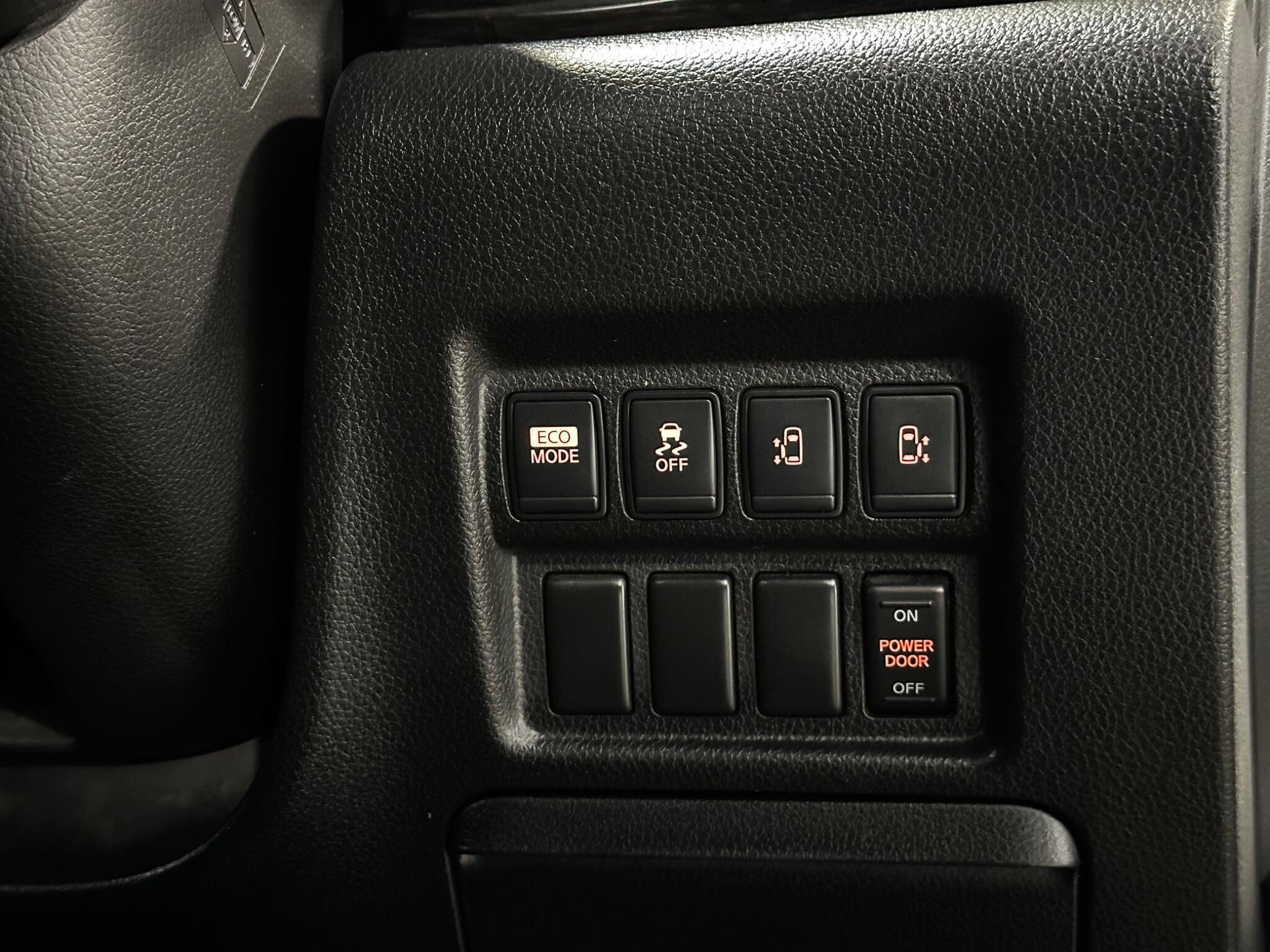 Nissan Elgrand - Image 14