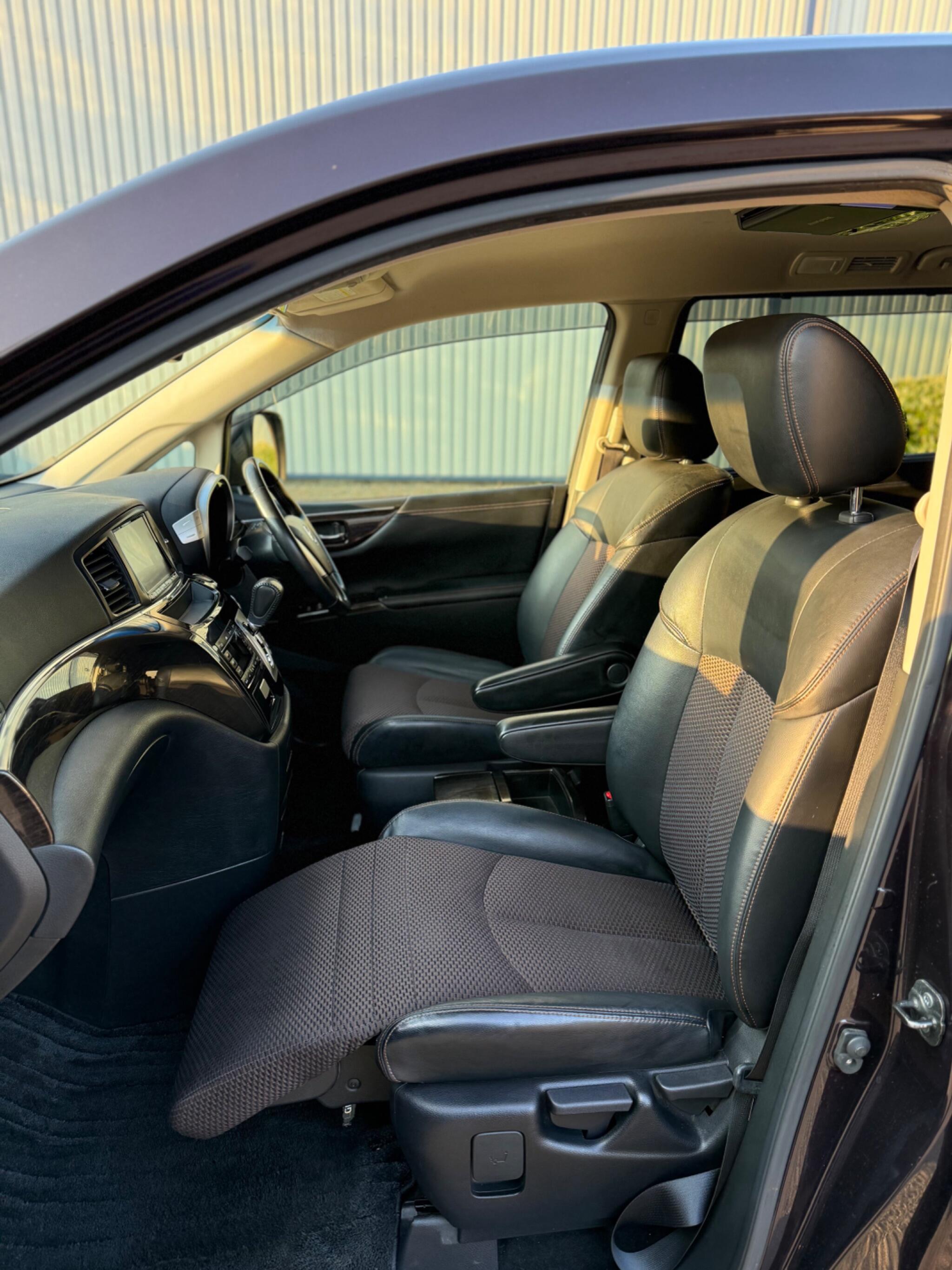 Nissan Elgrand - Image 25