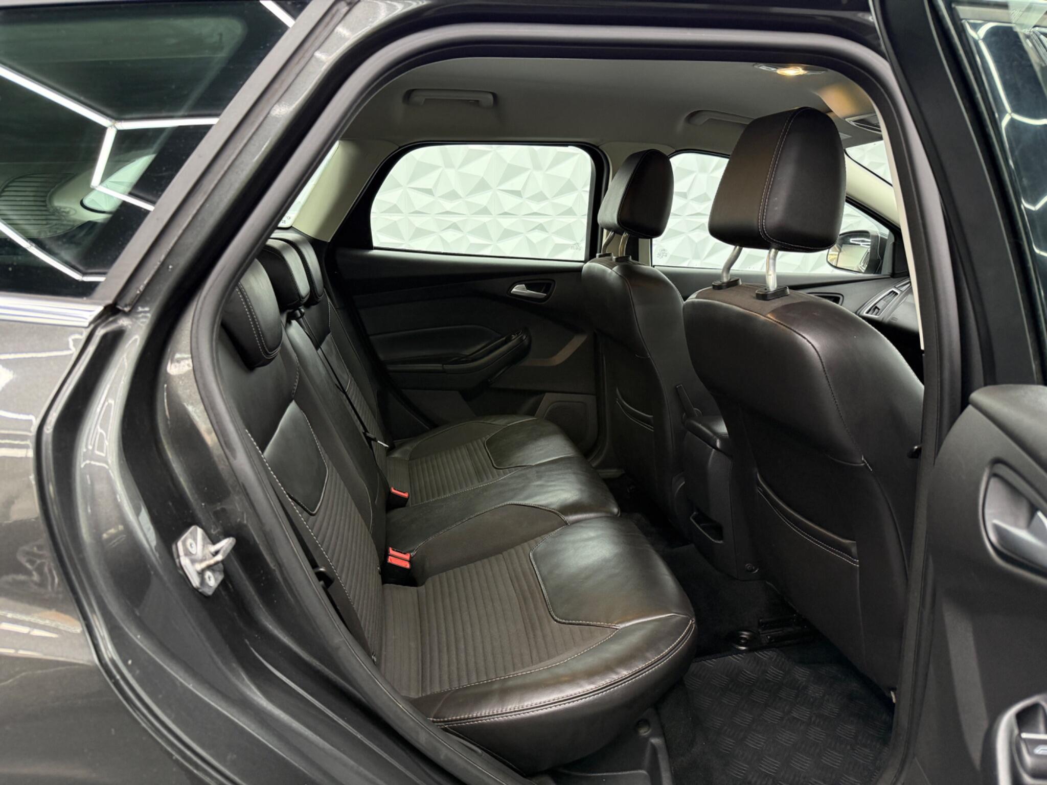 Ford Focus - Image 19