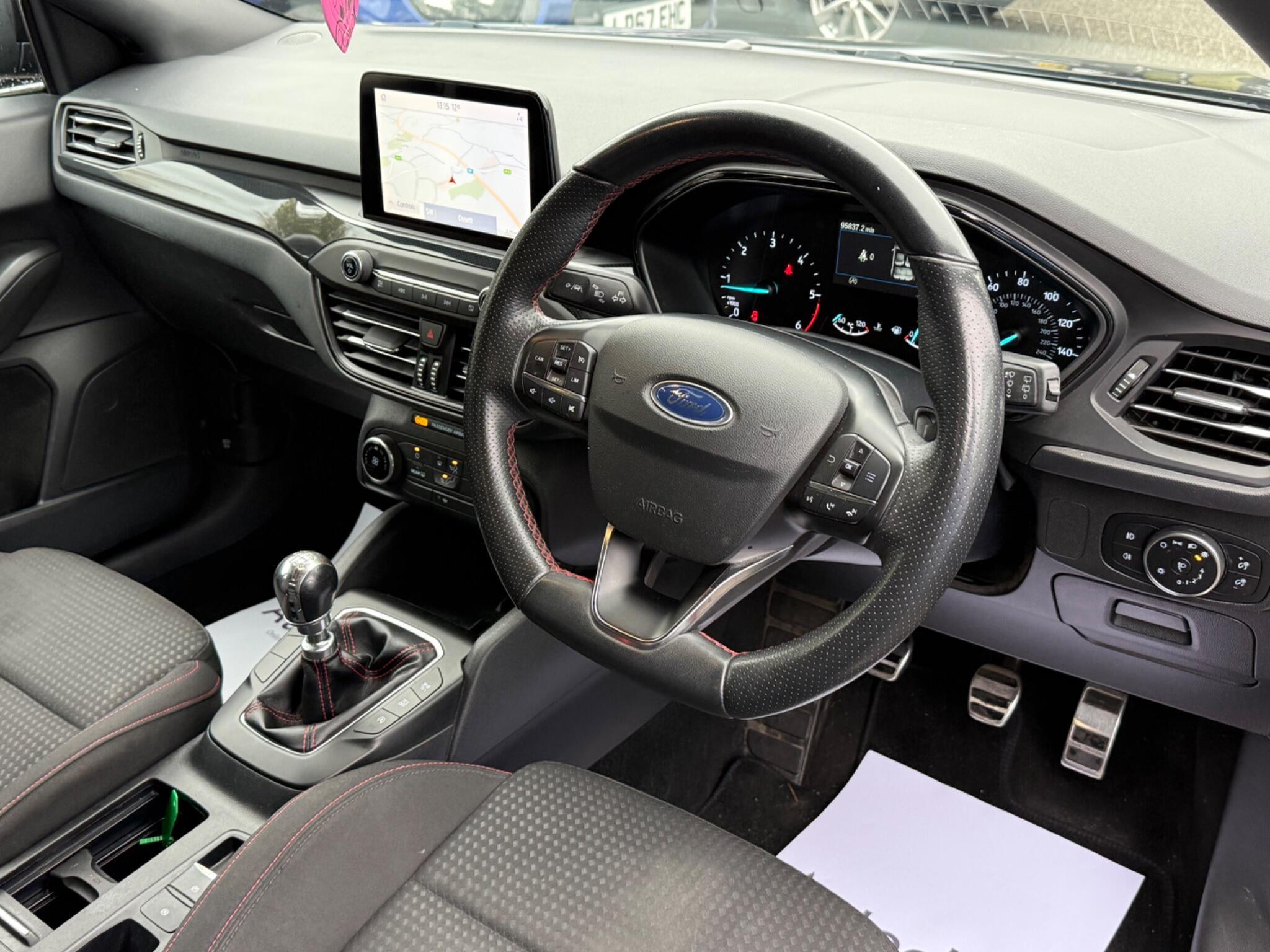 Ford Focus - Image 21