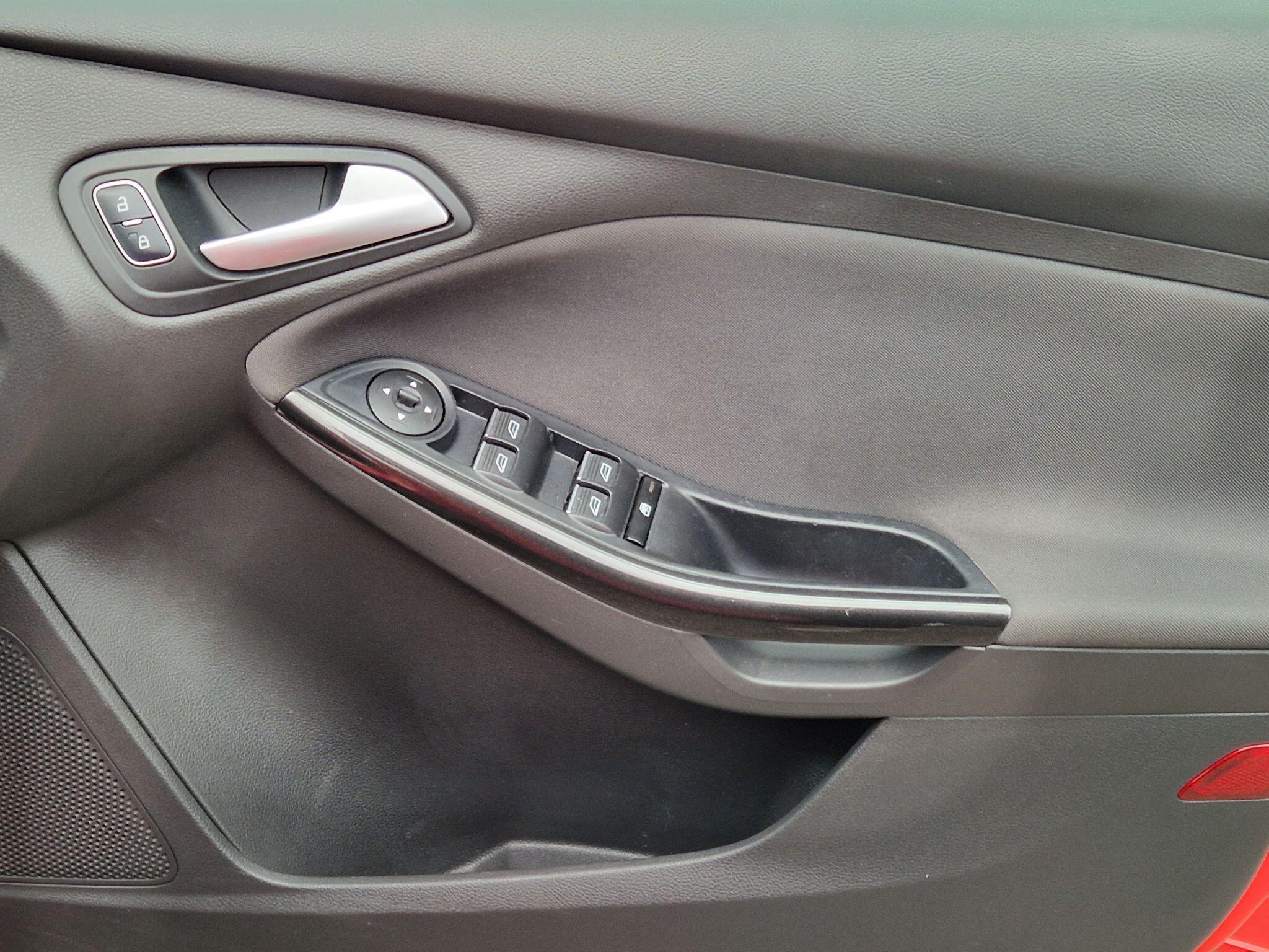 Ford Focus - Image 31