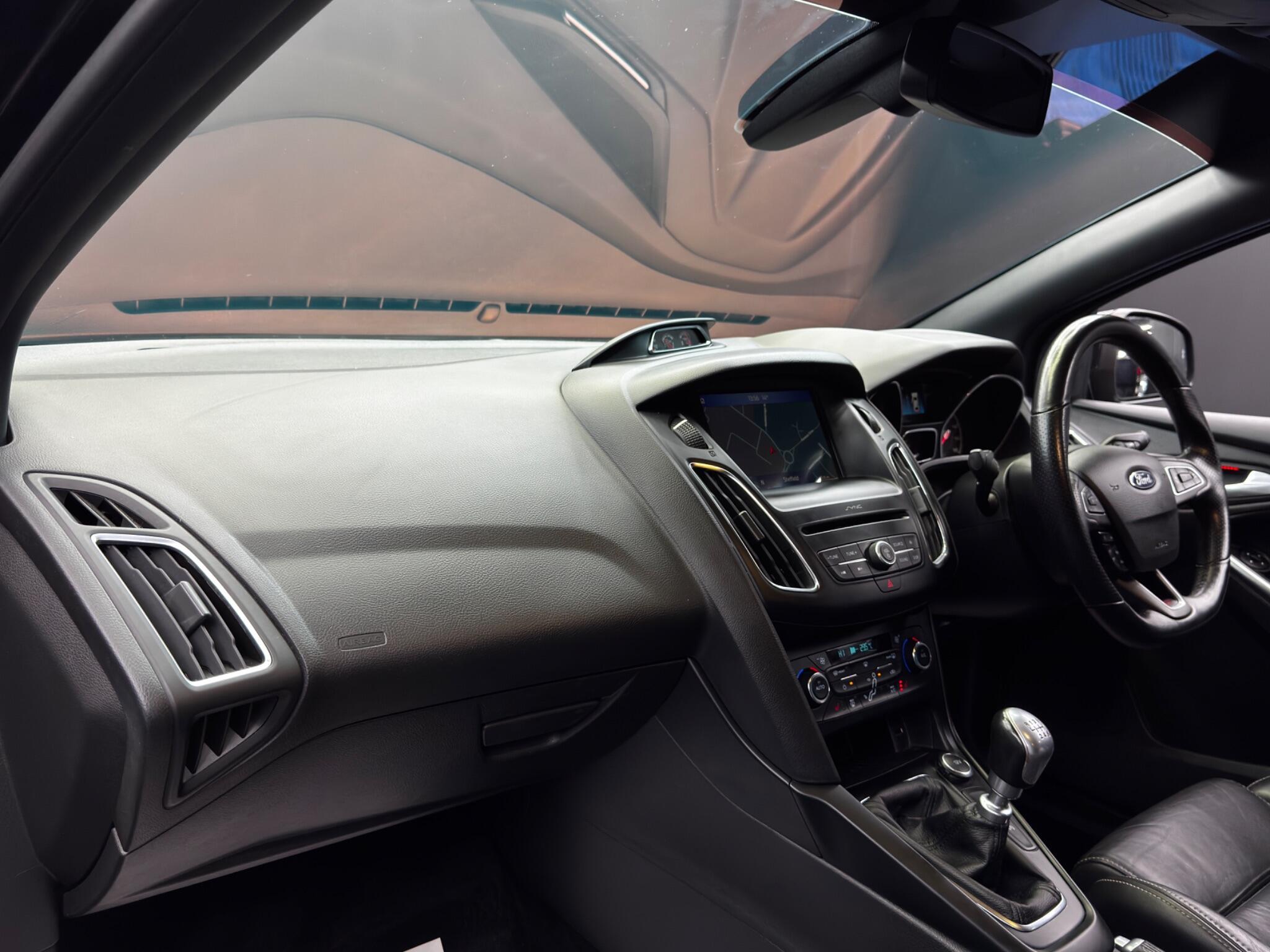 Ford Focus - Image 11
