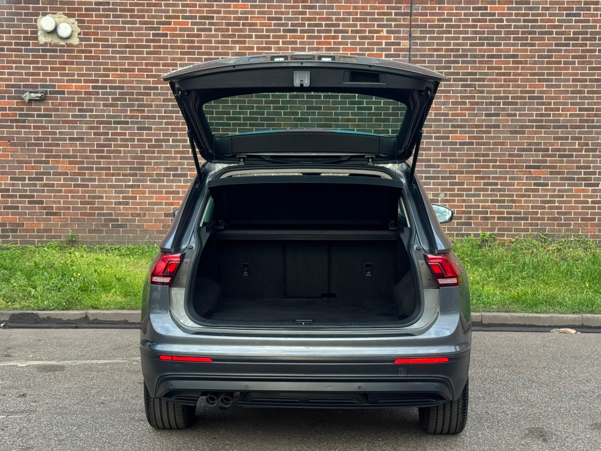Volkswagen Tiguan - Image 18