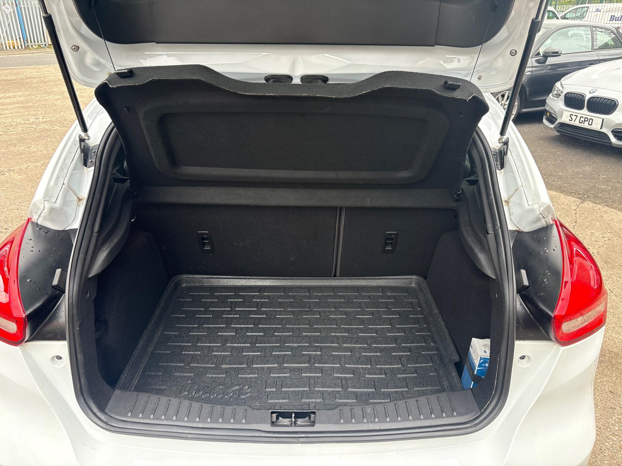 Ford Focus - Image 21